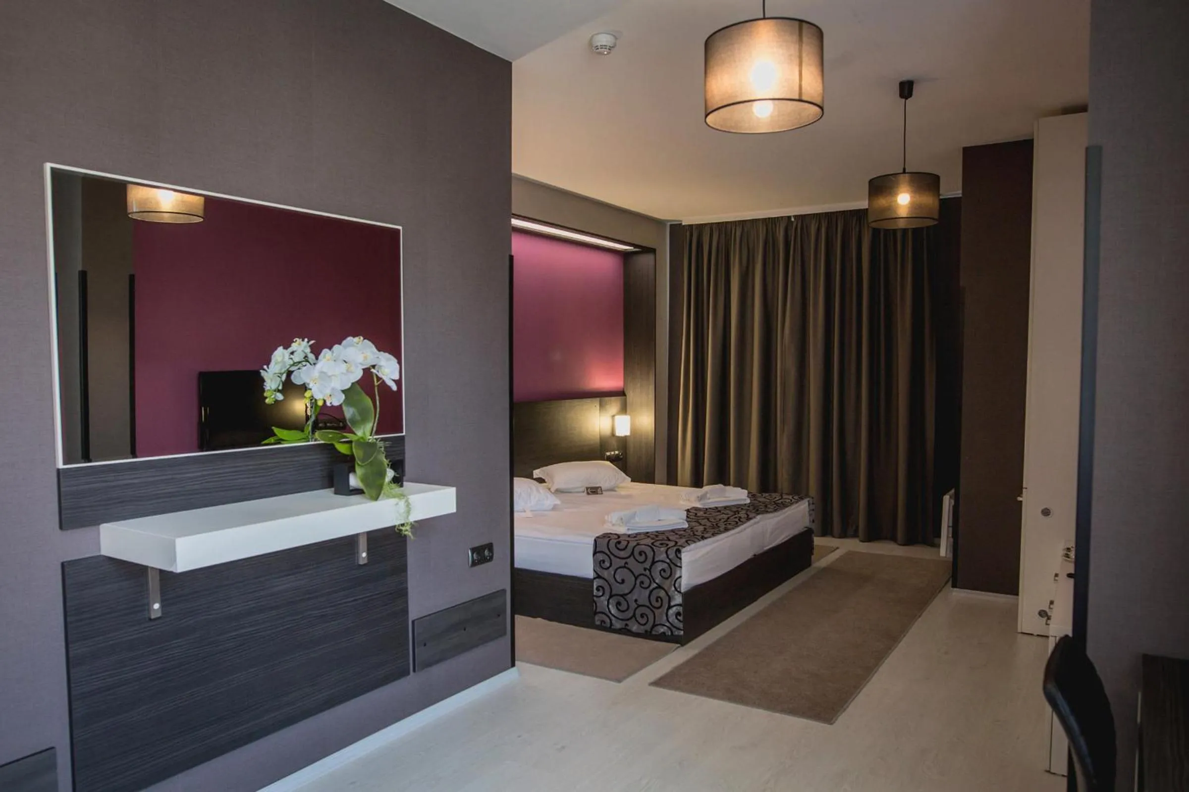 Shower, Bed in Hotel Idol