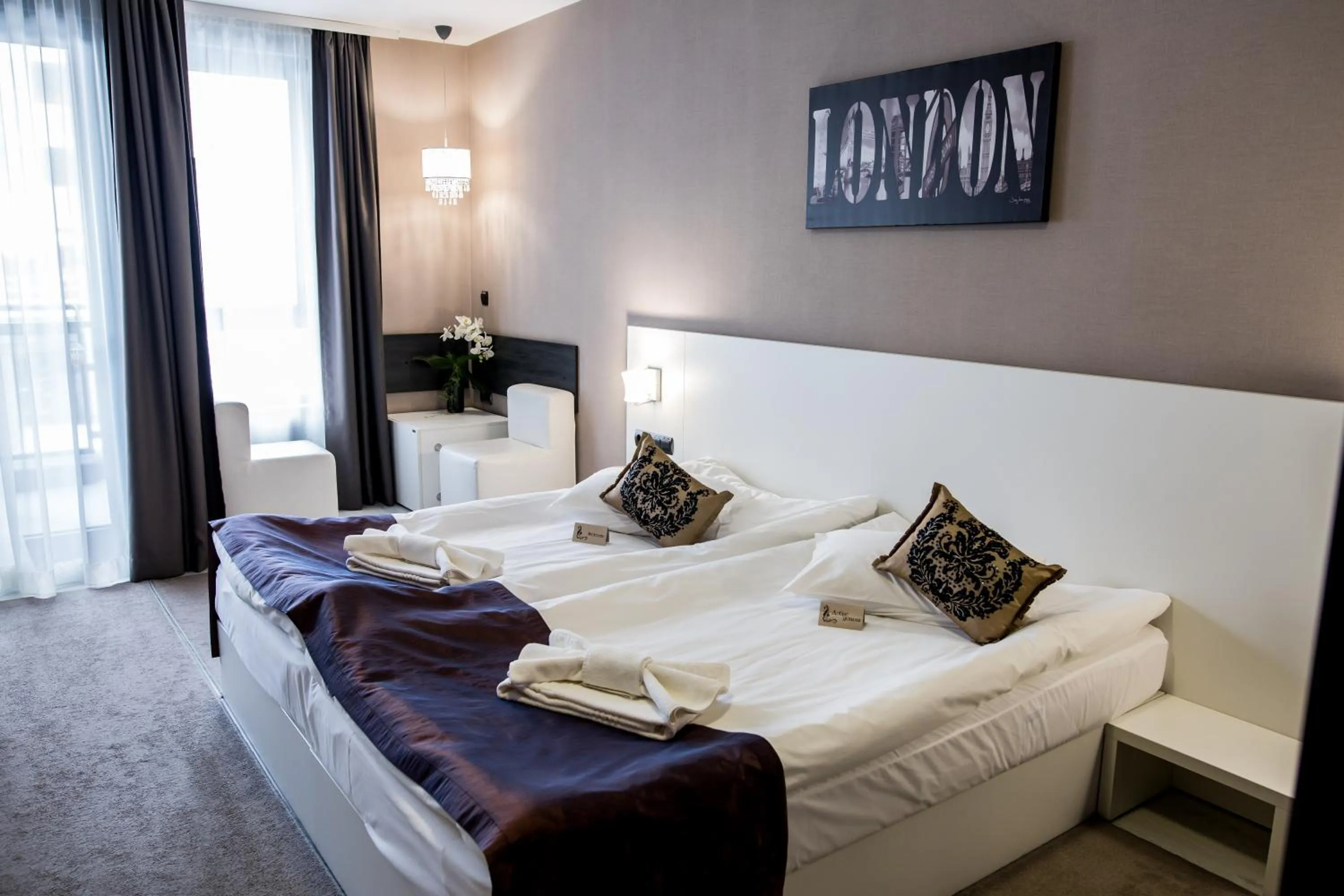 Photo of the whole room, Bed in Hotel Idol