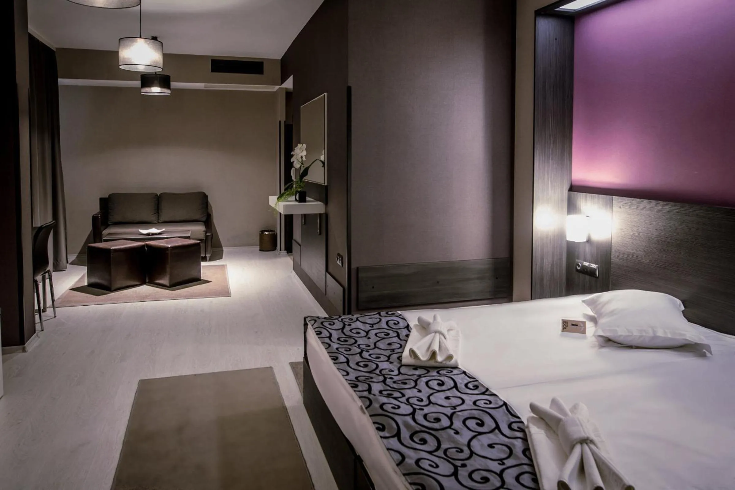 Shower, Bed in Hotel Idol