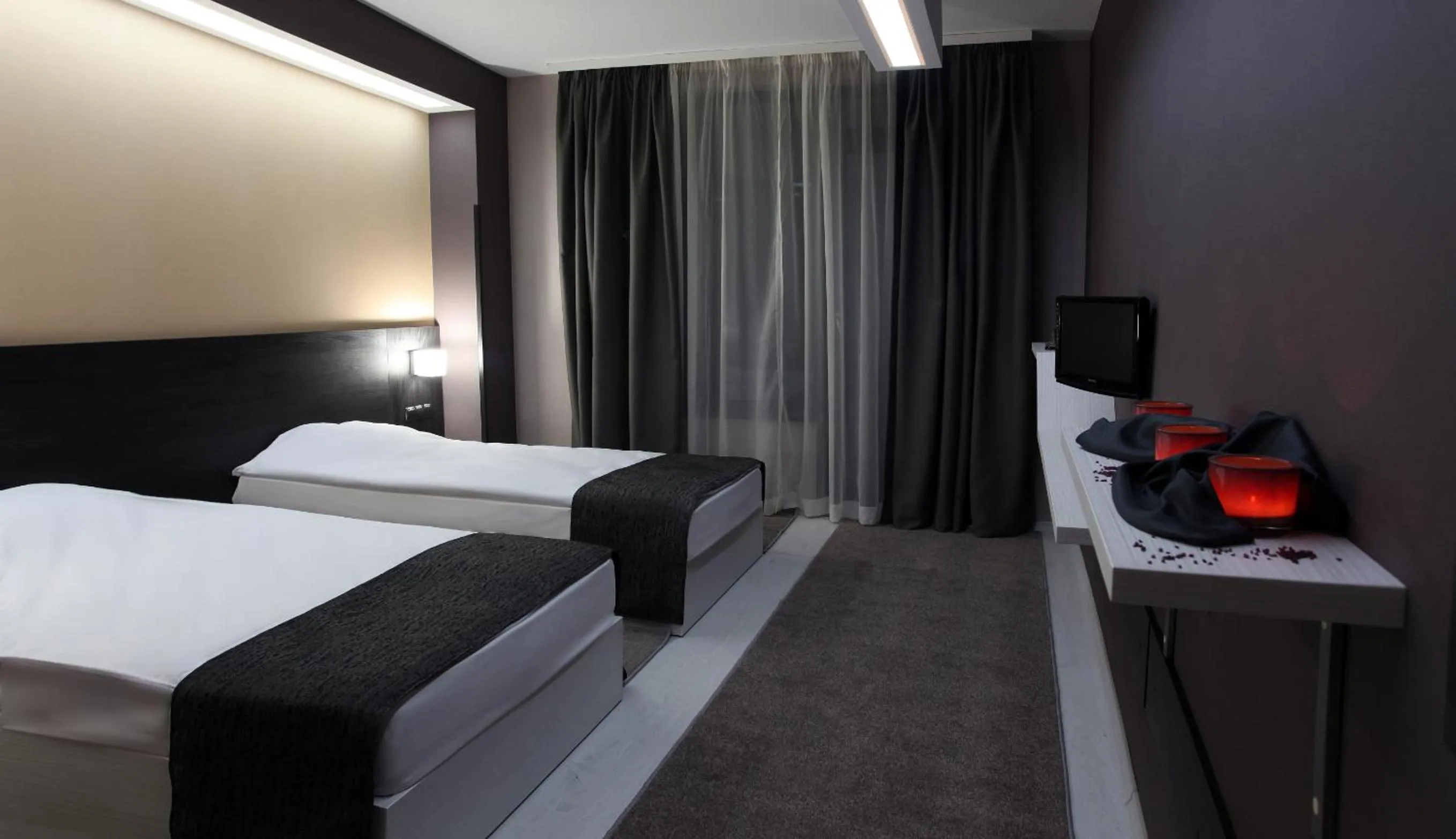 Photo of the whole room, Bed in Hotel Idol