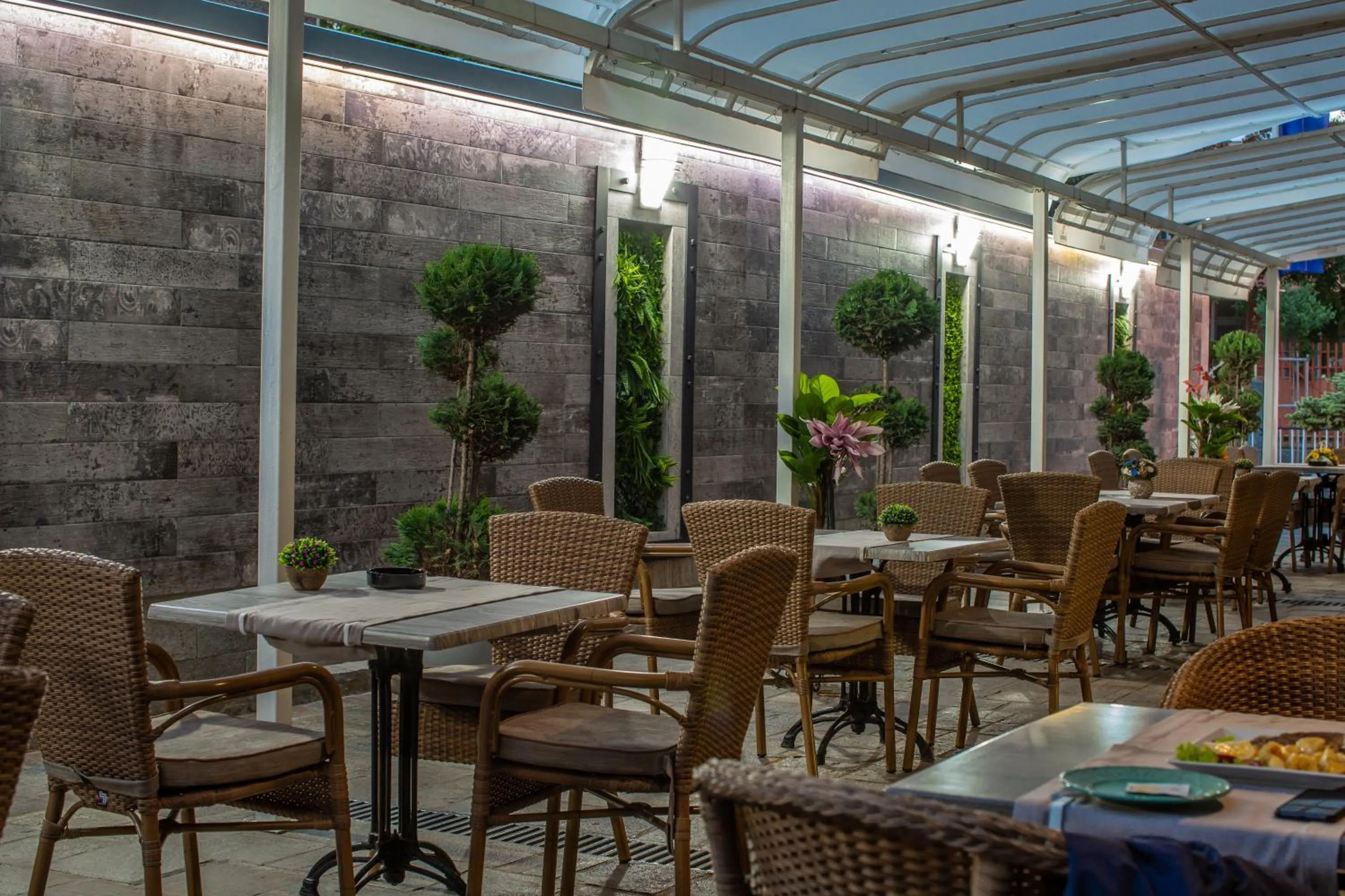 Restaurant/places to eat in Hotel Idol