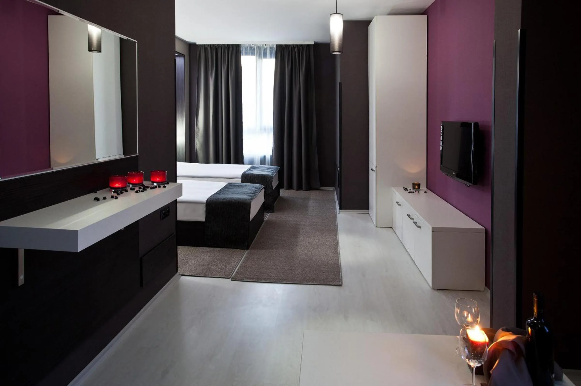 Shower, Bed in Hotel Idol