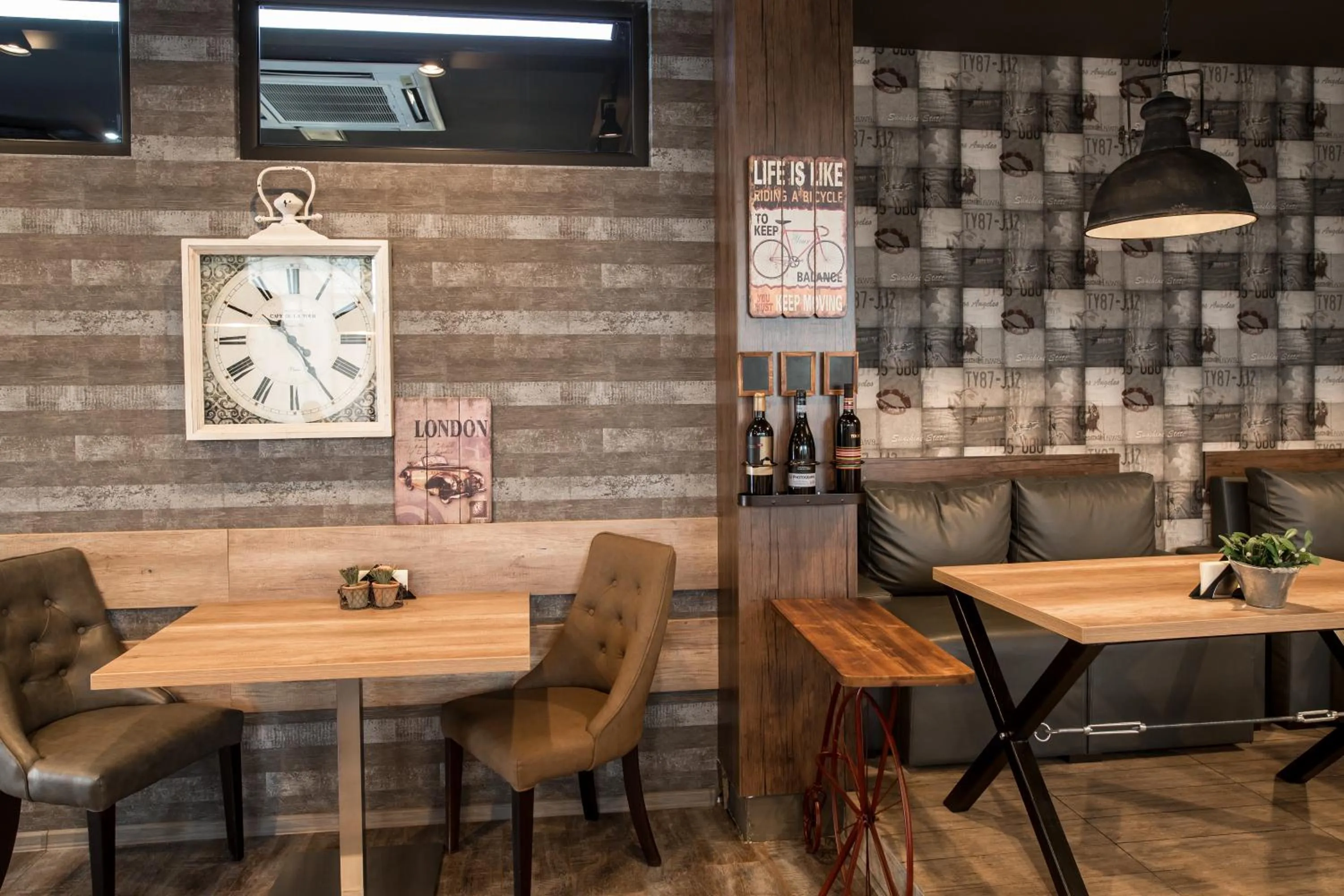 Restaurant/places to eat in Hotel Idol