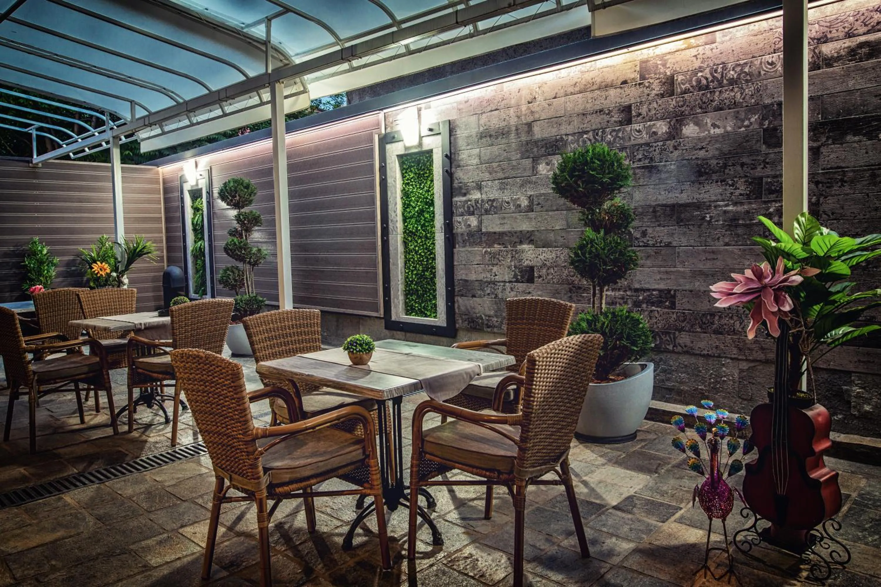 Restaurant/places to eat in Hotel Idol