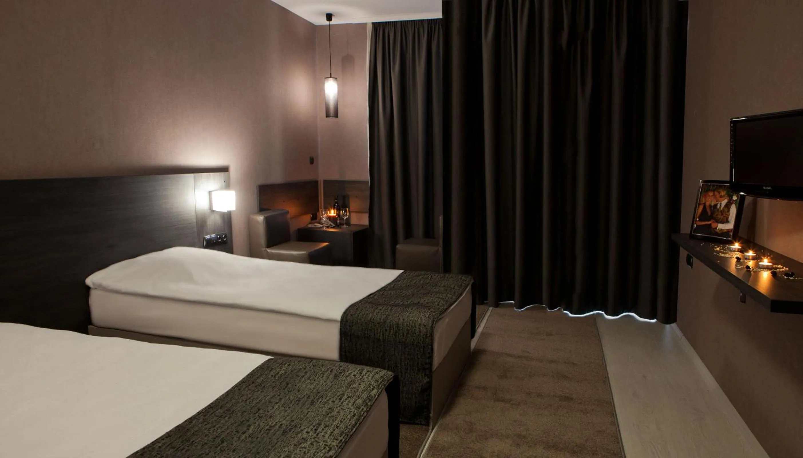 Shower, Bed in Hotel Idol