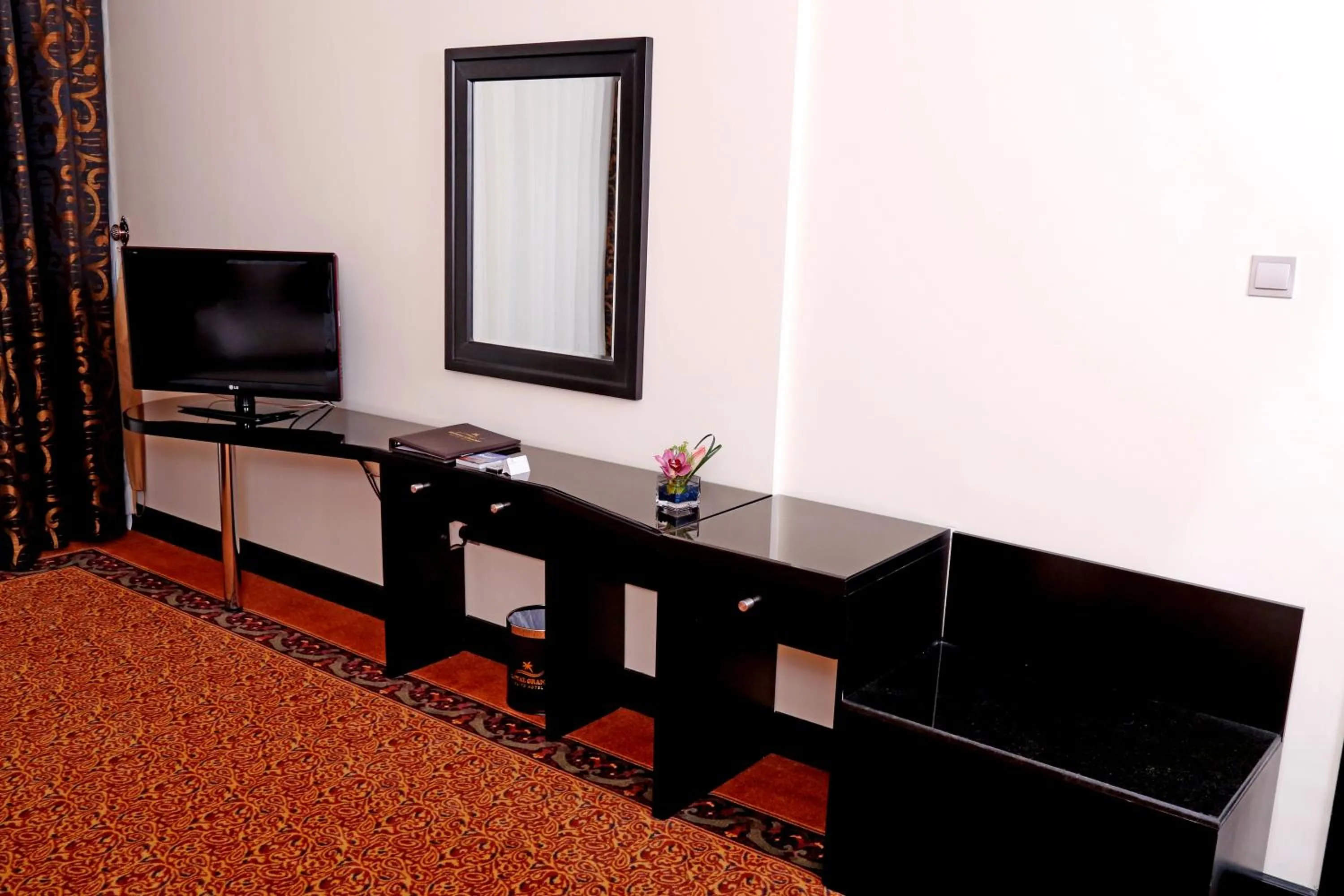 TV and multimedia in Royal Grand Suite Hotel