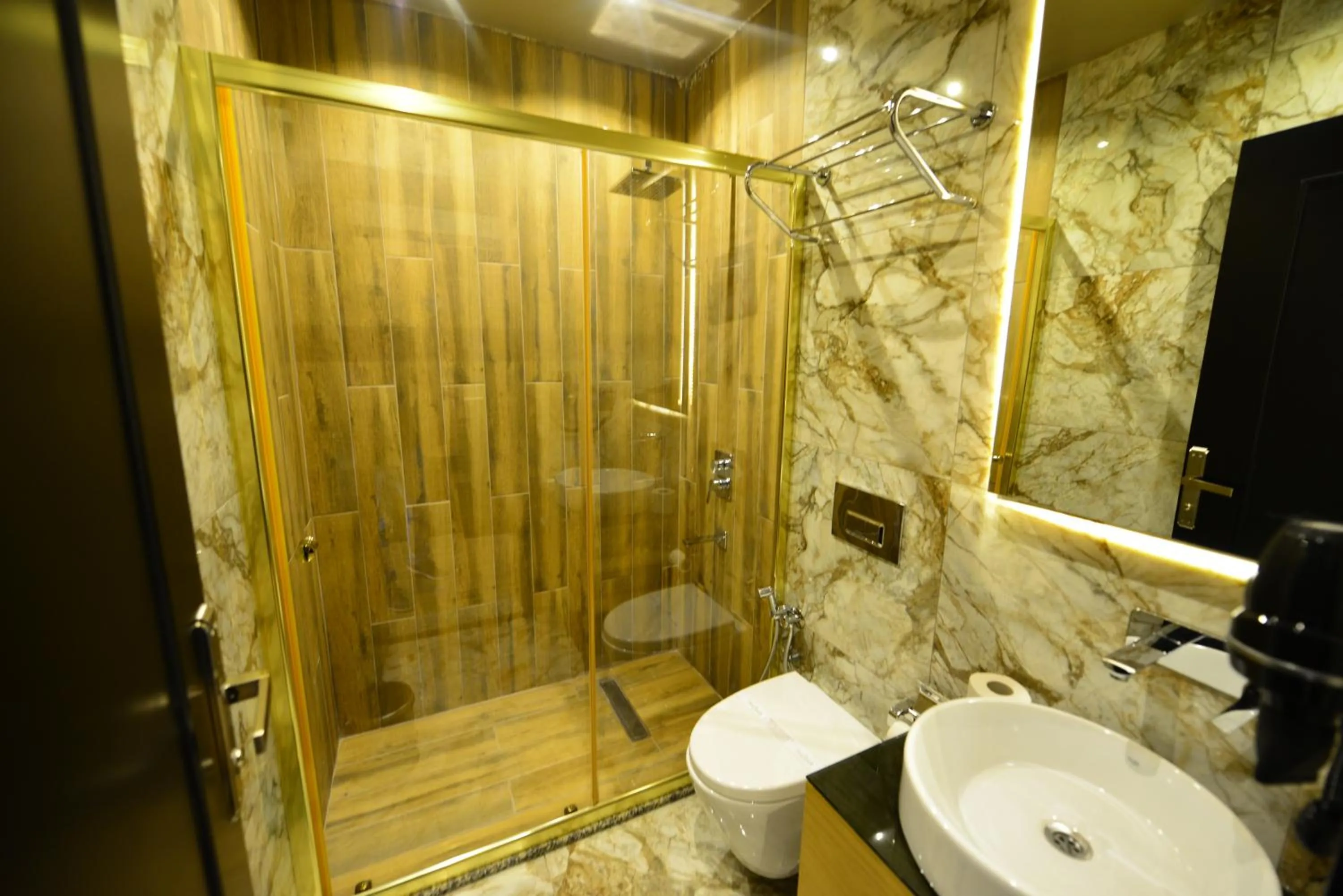 Shower in Inanlar Deluxe Hotel & Bungalow