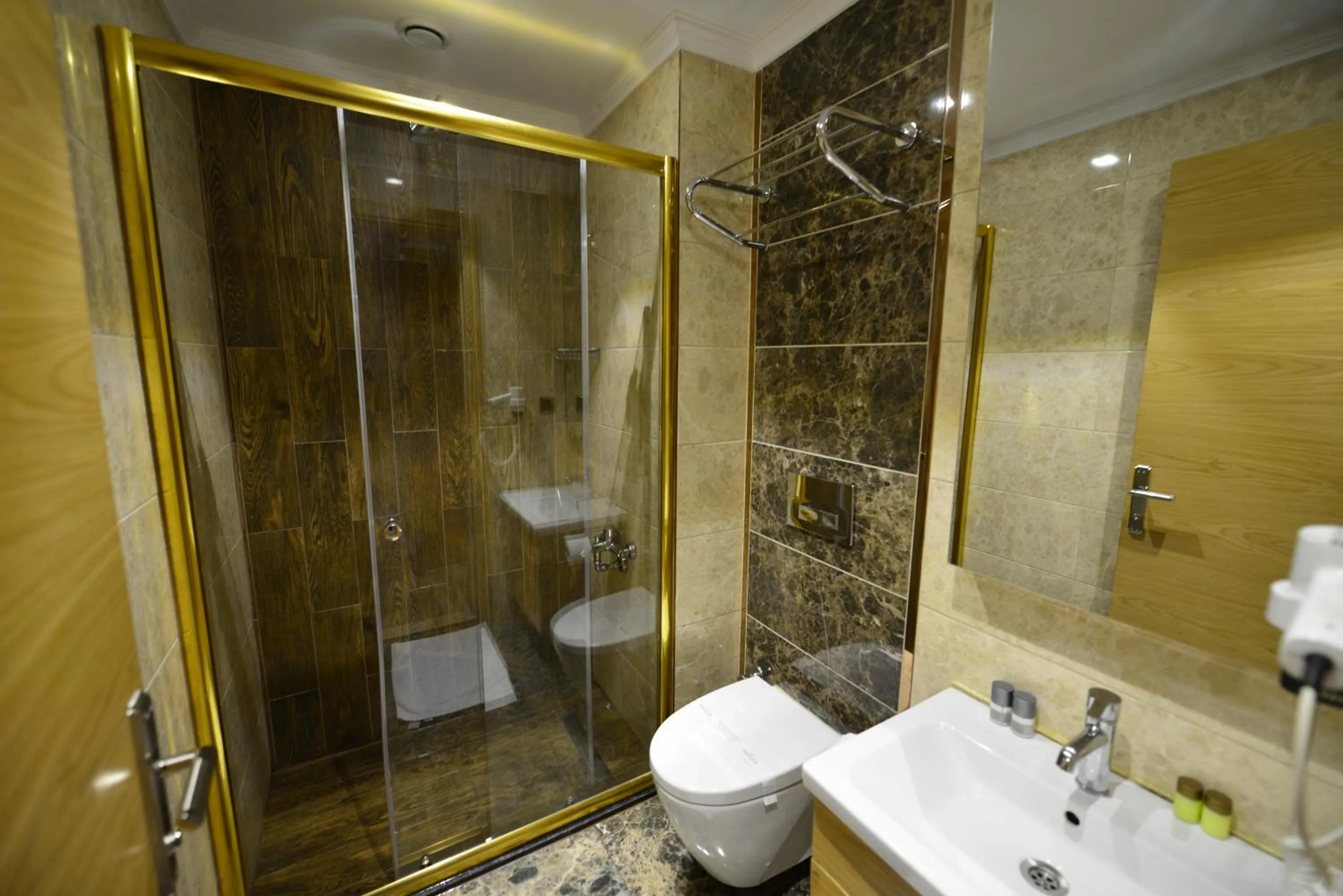 Shower in Inanlar Deluxe Hotel & Bungalow