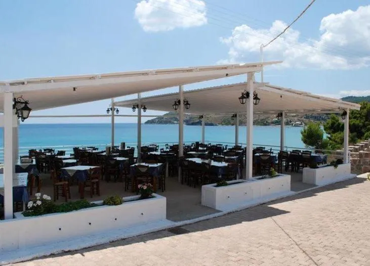 Restaurant/places to eat in Hotel 3 Adelfia