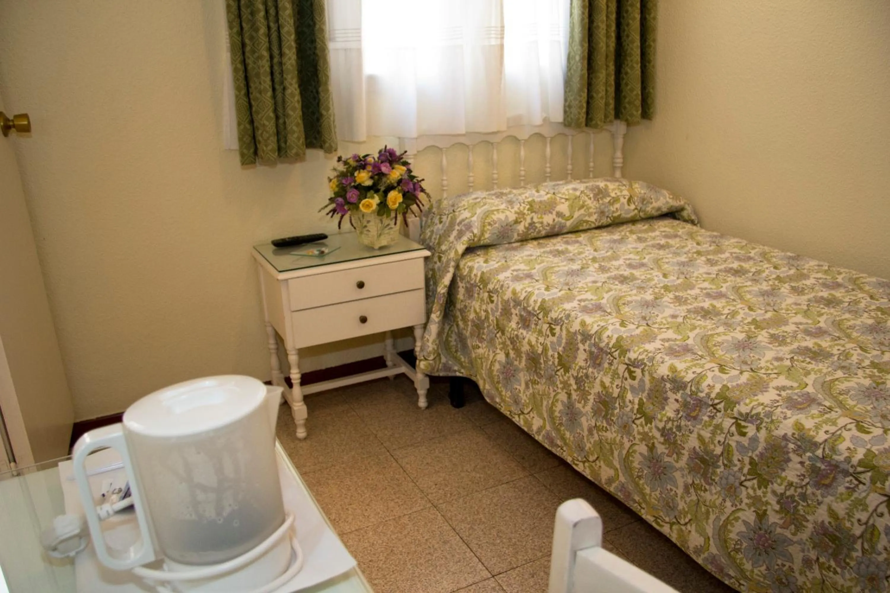 Bed in Hostal Los Alpes