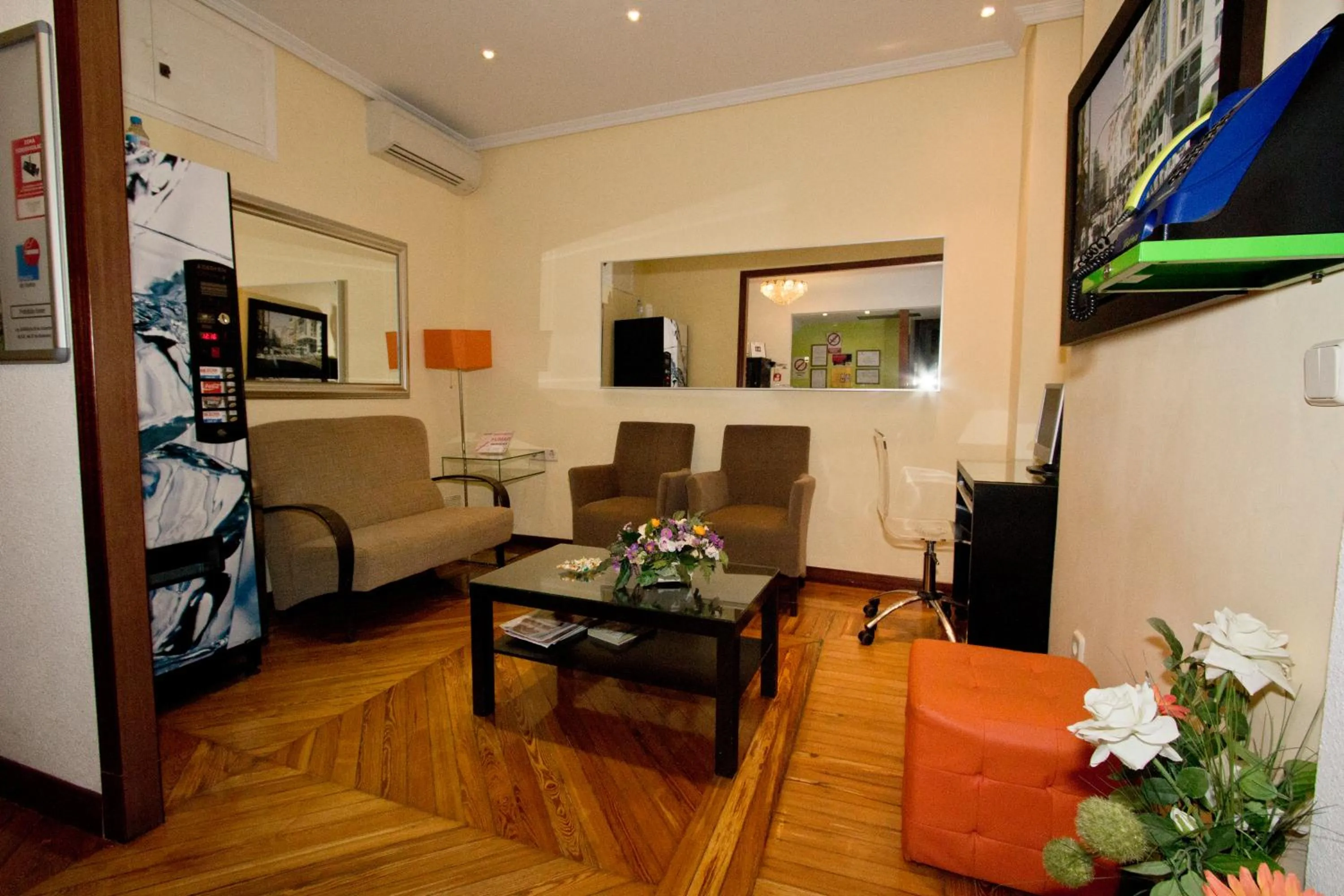 Lobby or reception in Hostal Los Alpes