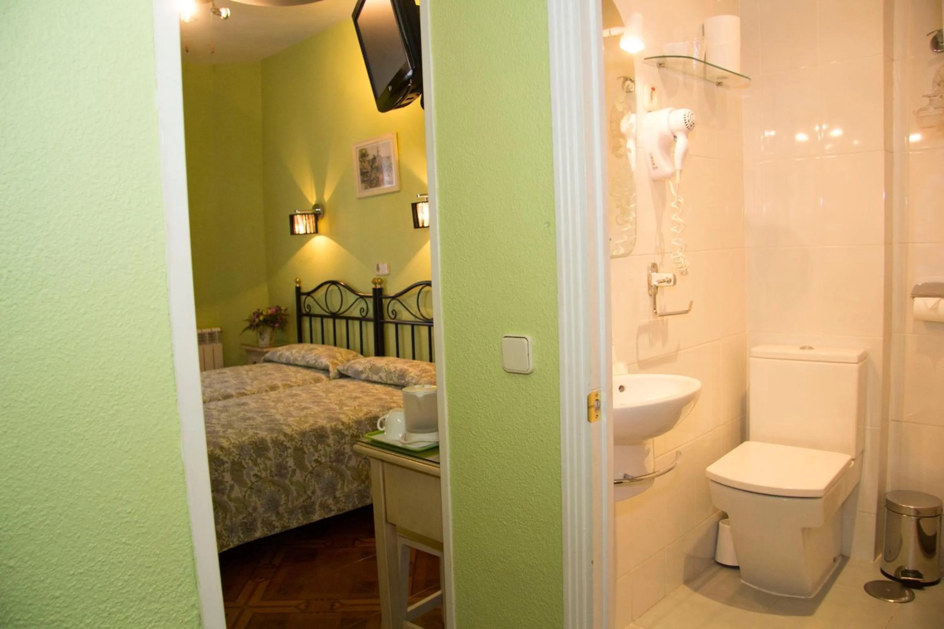 Bathroom, Bed in Hostal Los Alpes