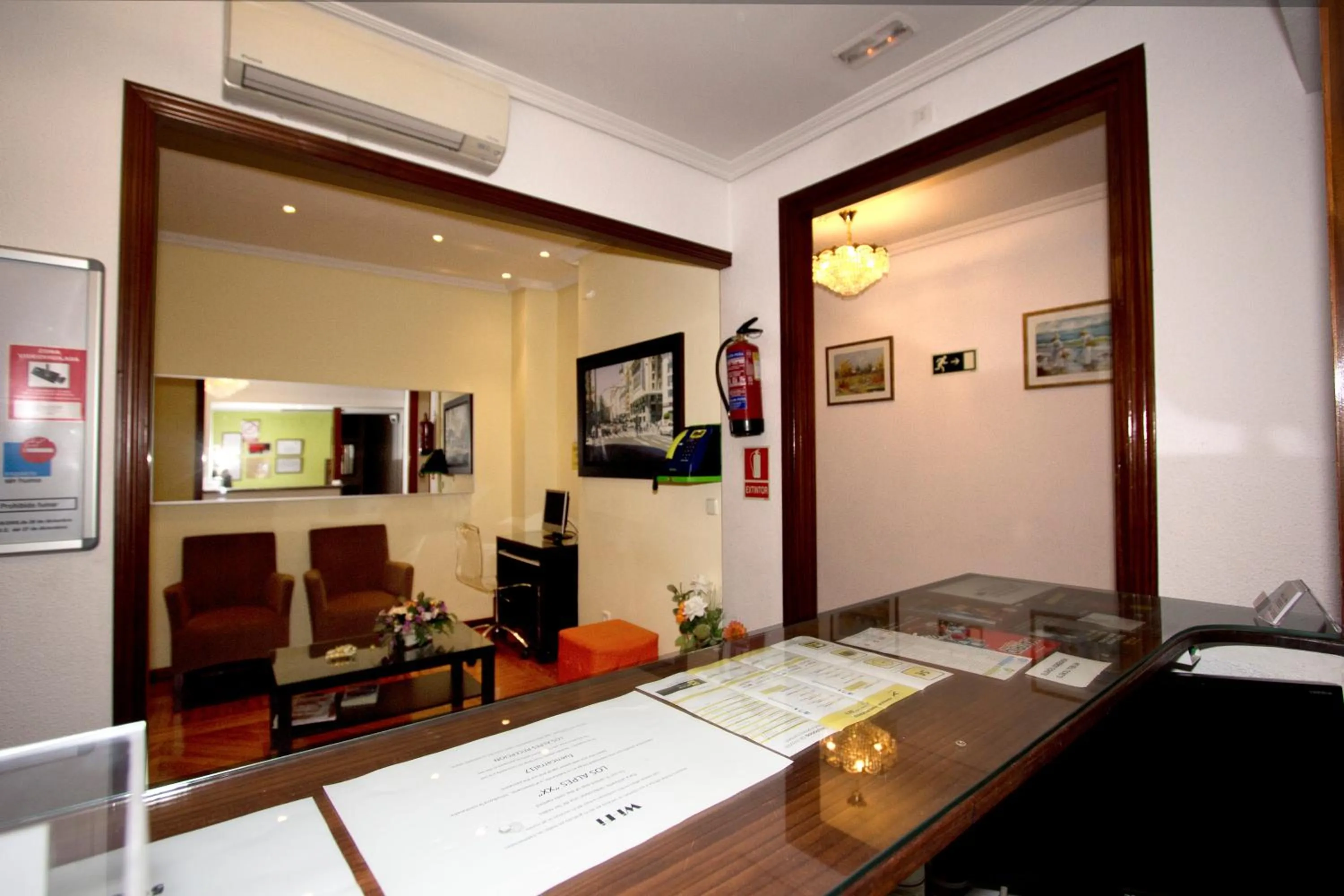 Lobby or reception in Hostal Los Alpes