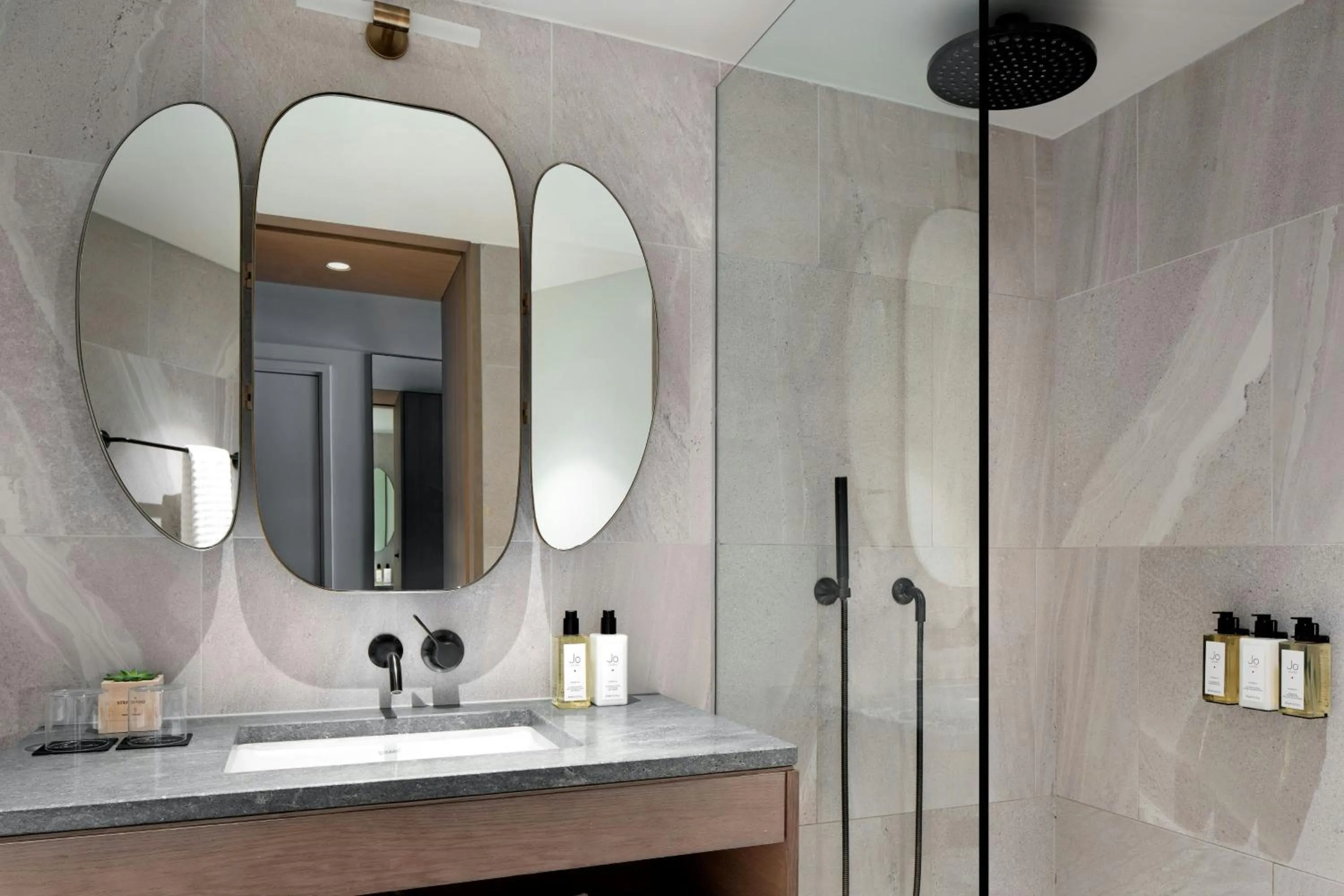 Bathroom in The Stratford, Autograph Collection