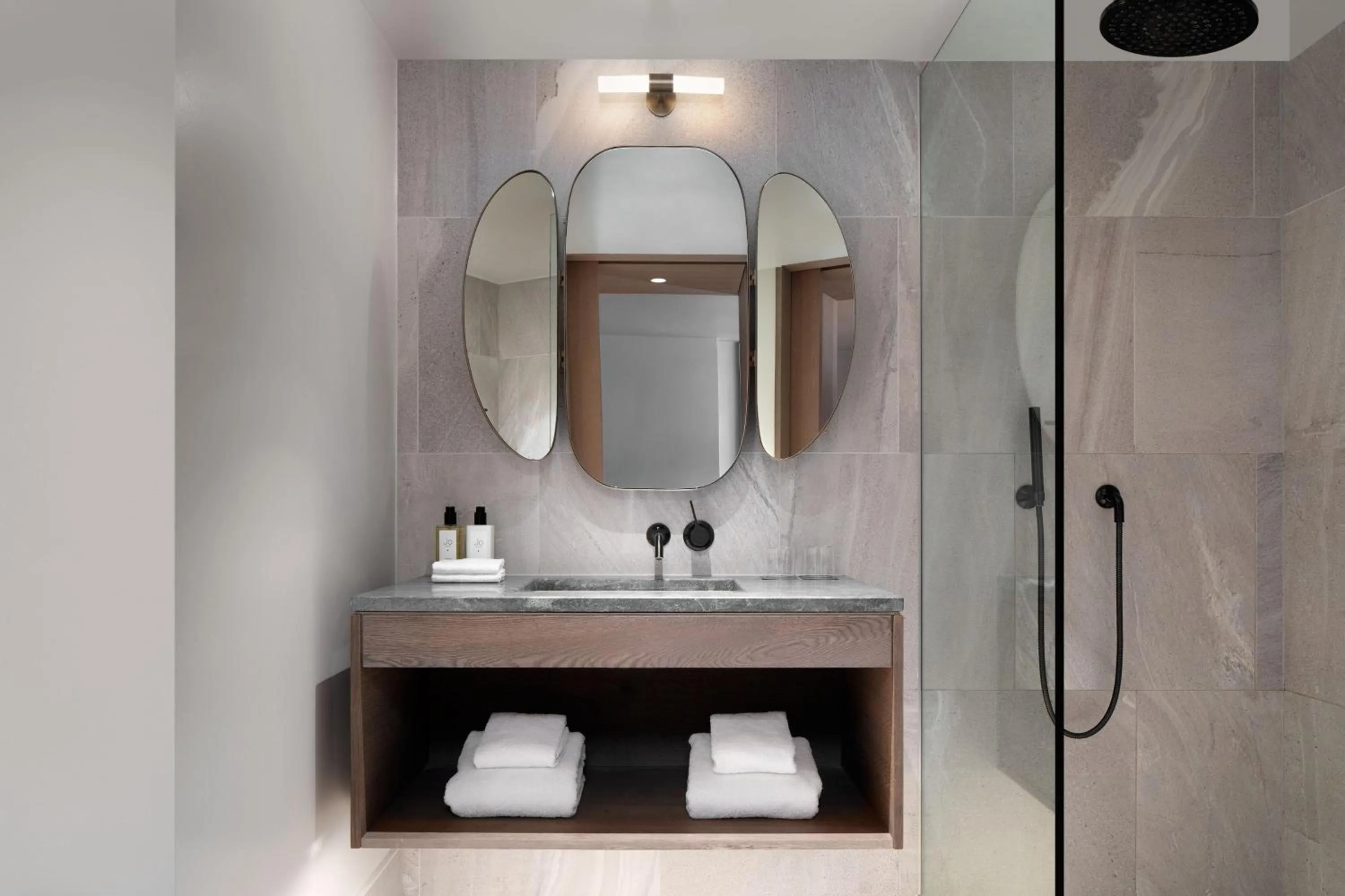 Bathroom in The Stratford, Autograph Collection