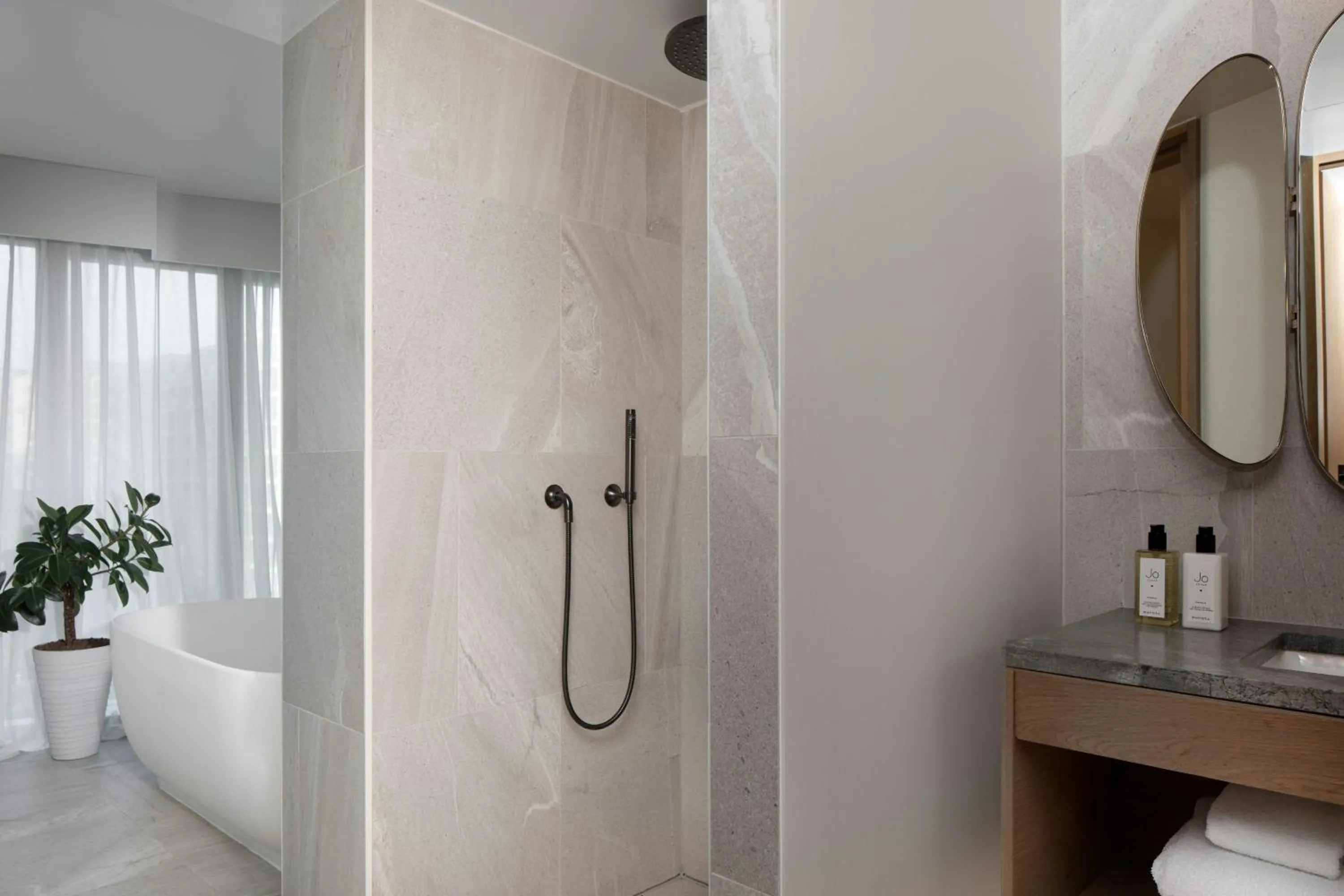 Bathroom in The Stratford, Autograph Collection