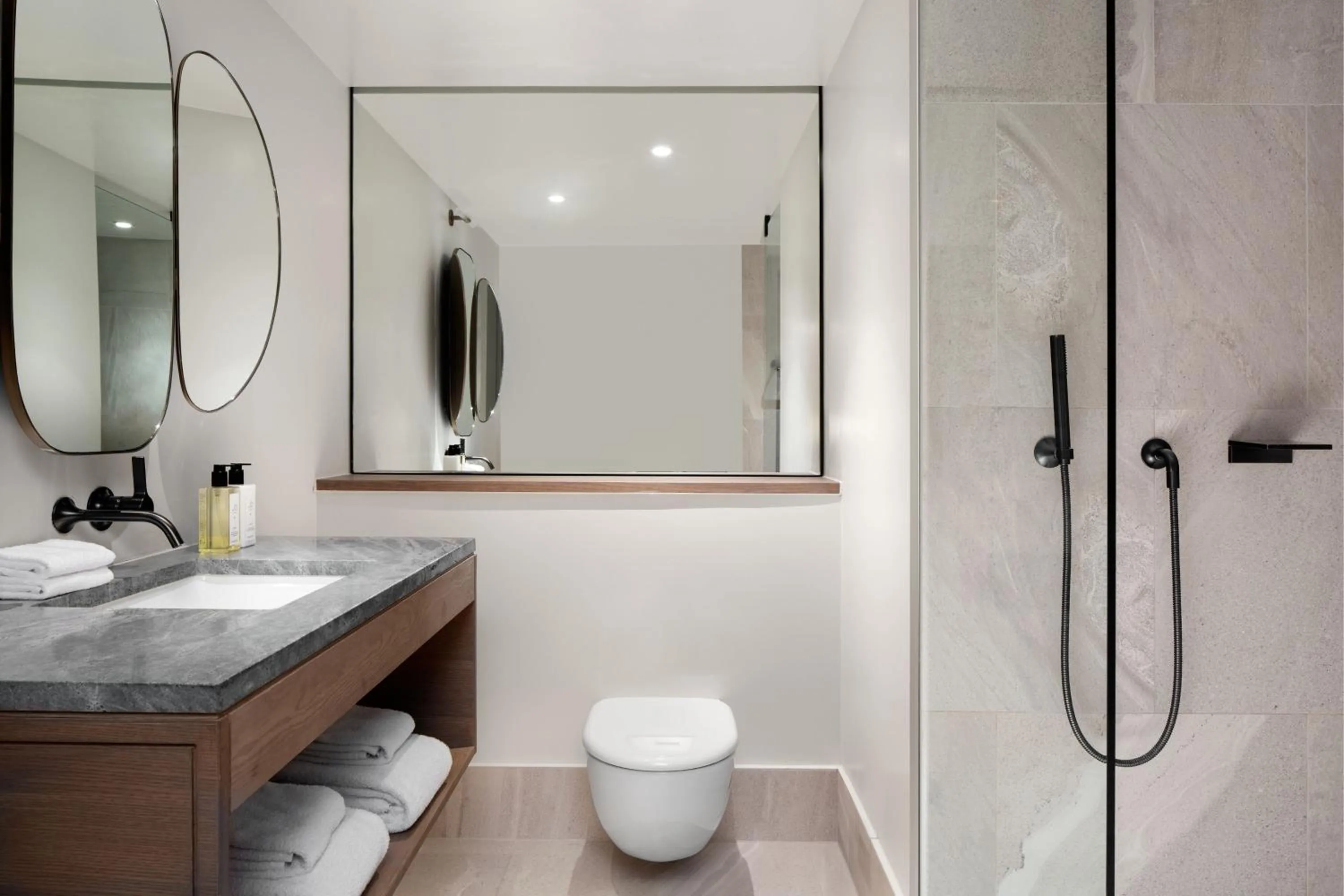 Bathroom in The Stratford, Autograph Collection