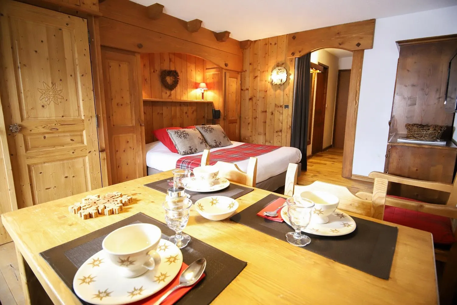 Photo of the whole room, Bed in Residence Hôtelière La Renardiere