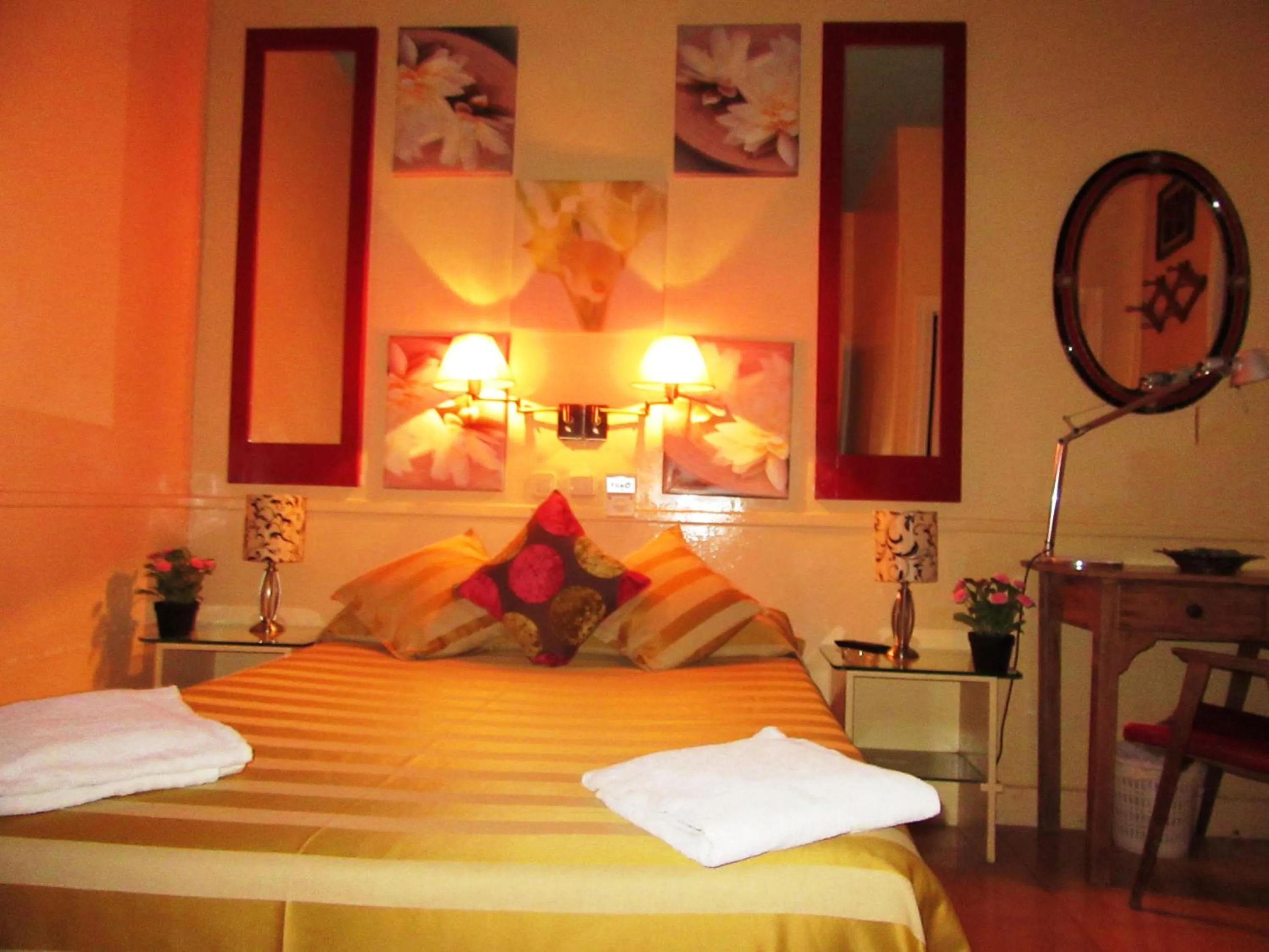 Photo of the whole room, Bed in Hostal La Fontana