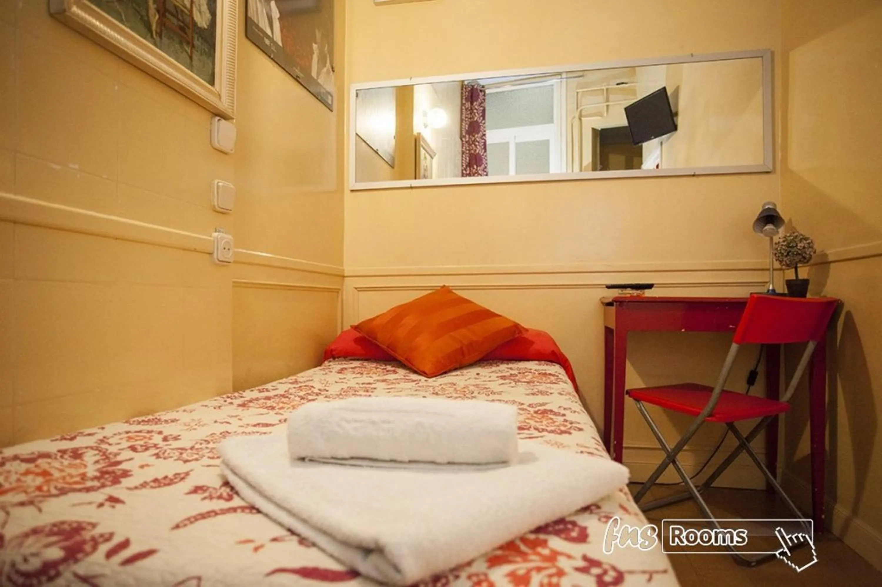 Bed in Hostal La Fontana