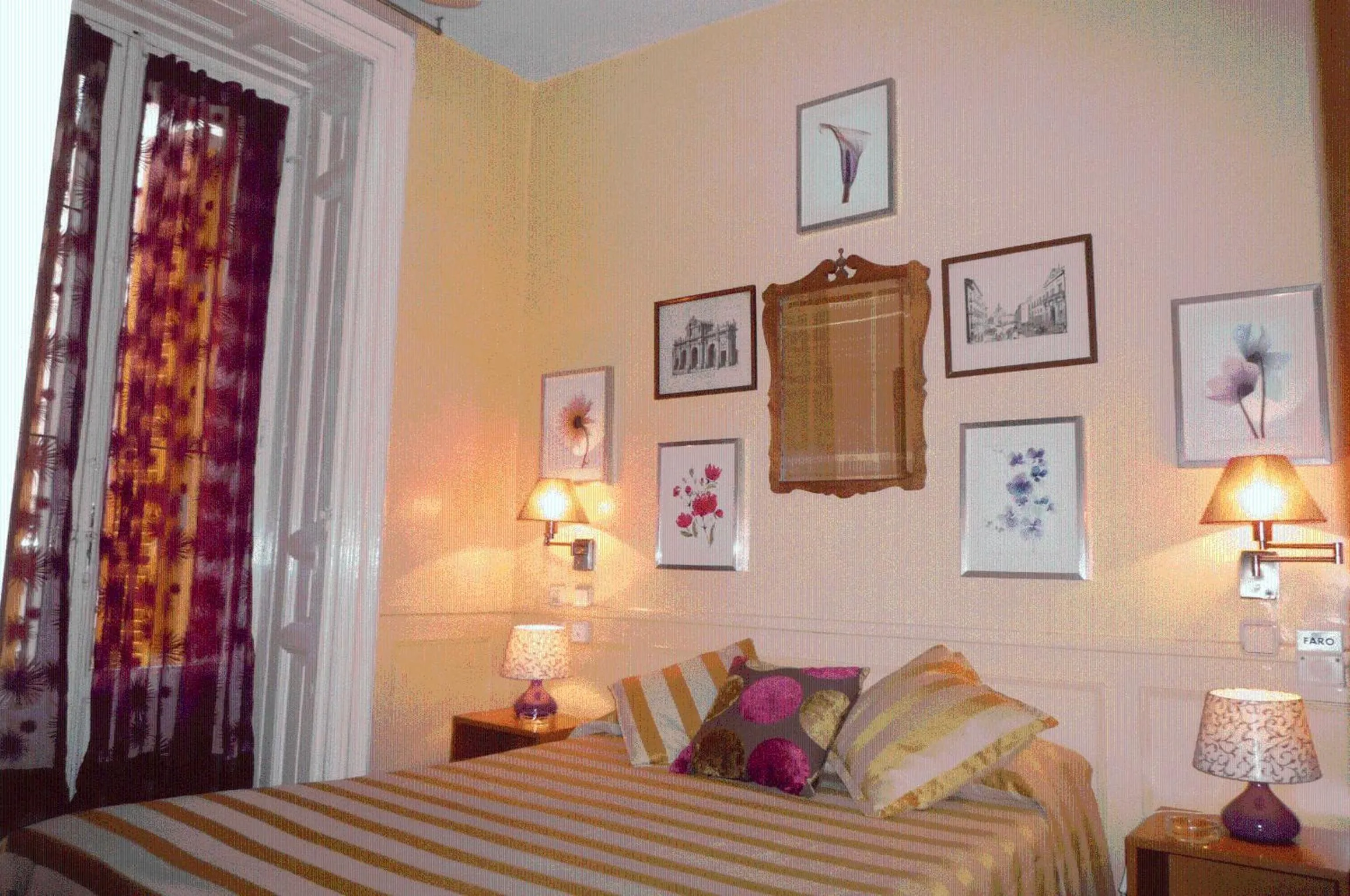 Photo of the whole room, Bed in Hostal La Fontana