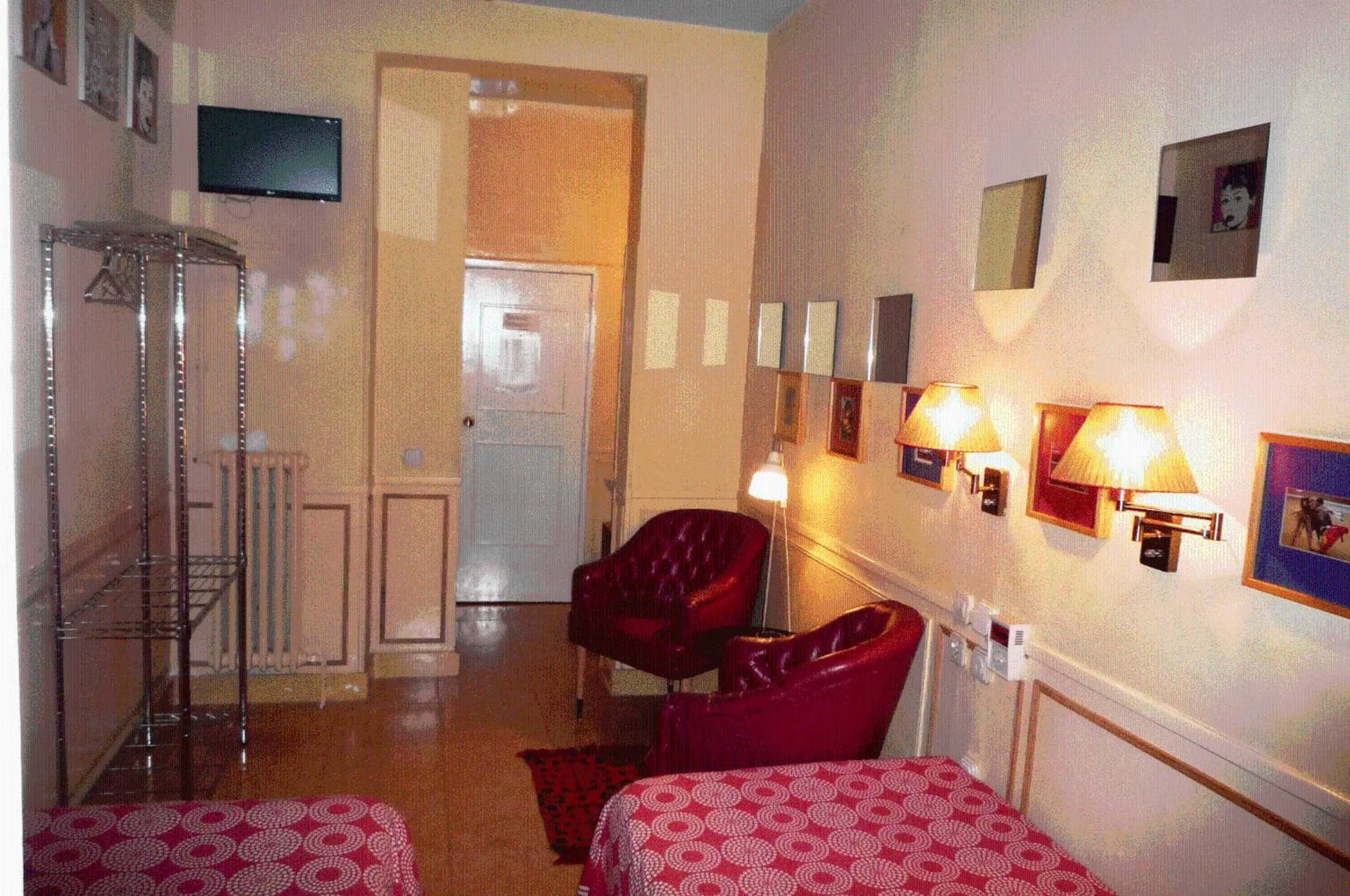 Photo of the whole room, Bed in Hostal La Fontana