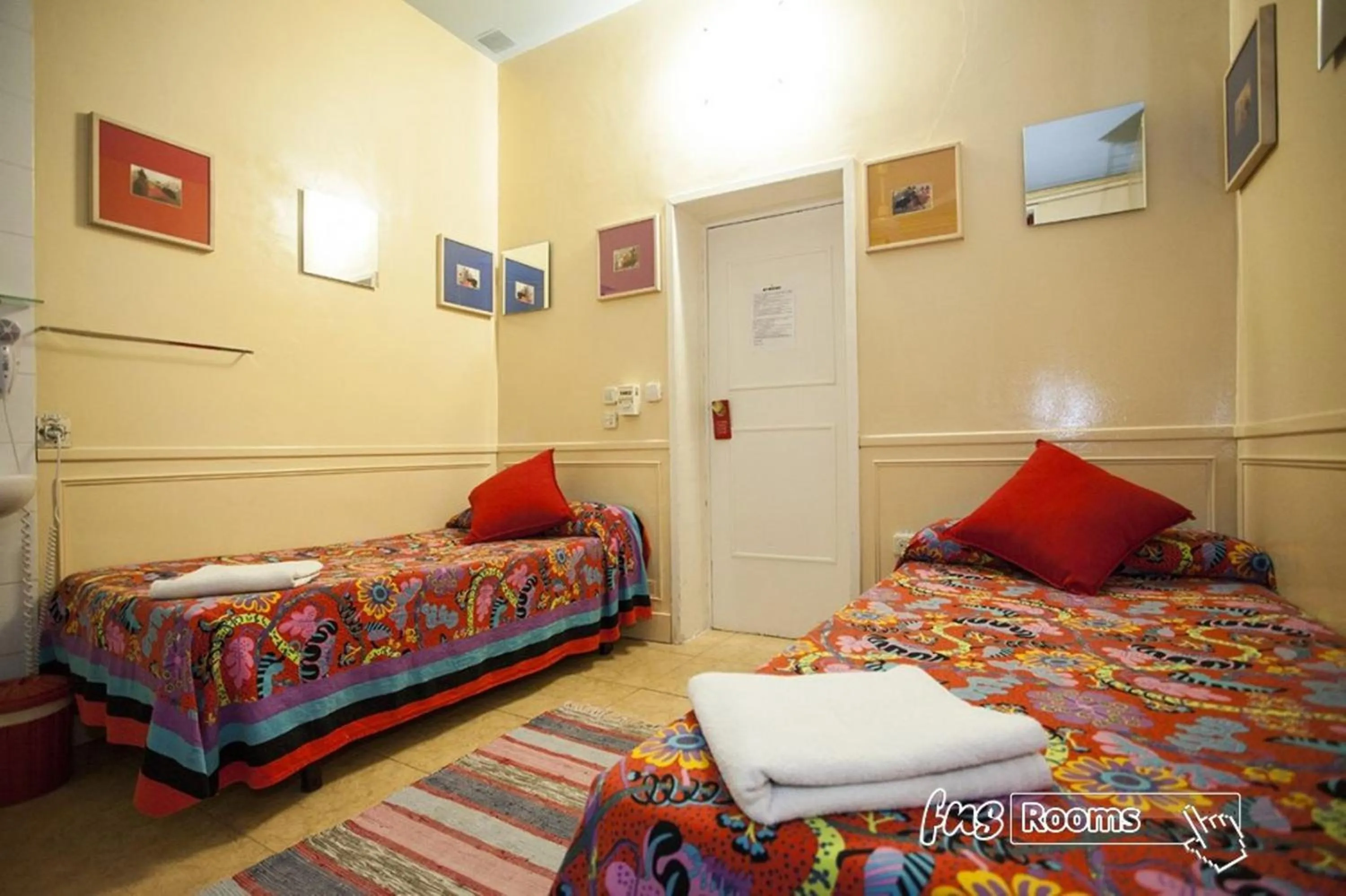 Photo of the whole room, Bed in Hostal La Fontana