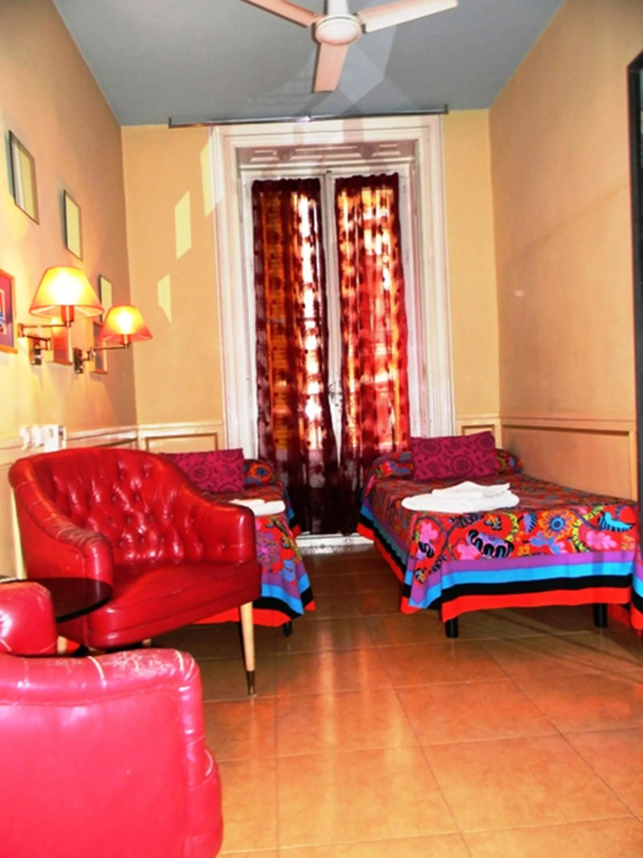 Photo of the whole room in Hostal La Fontana