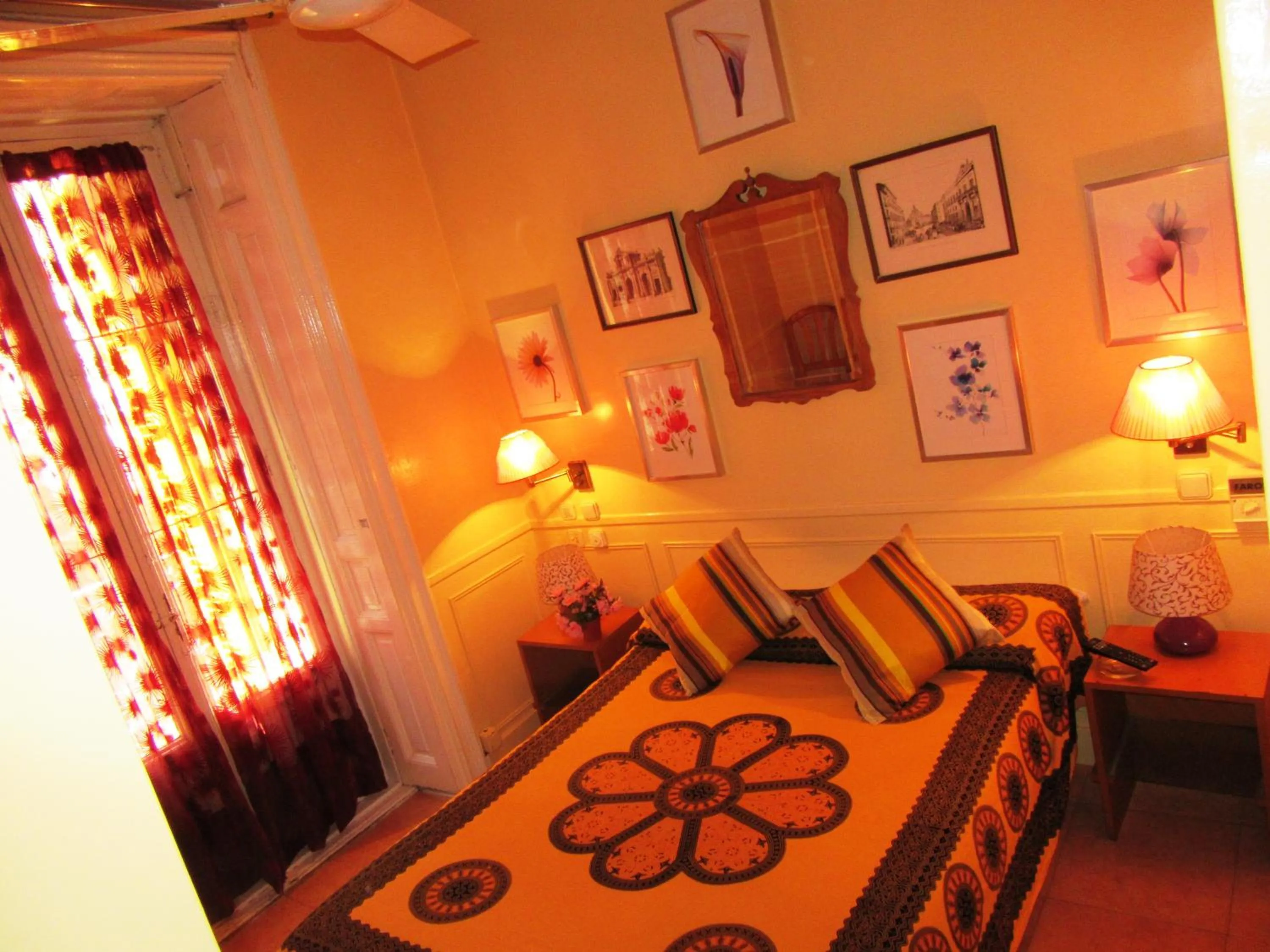 Photo of the whole room in Hostal La Fontana