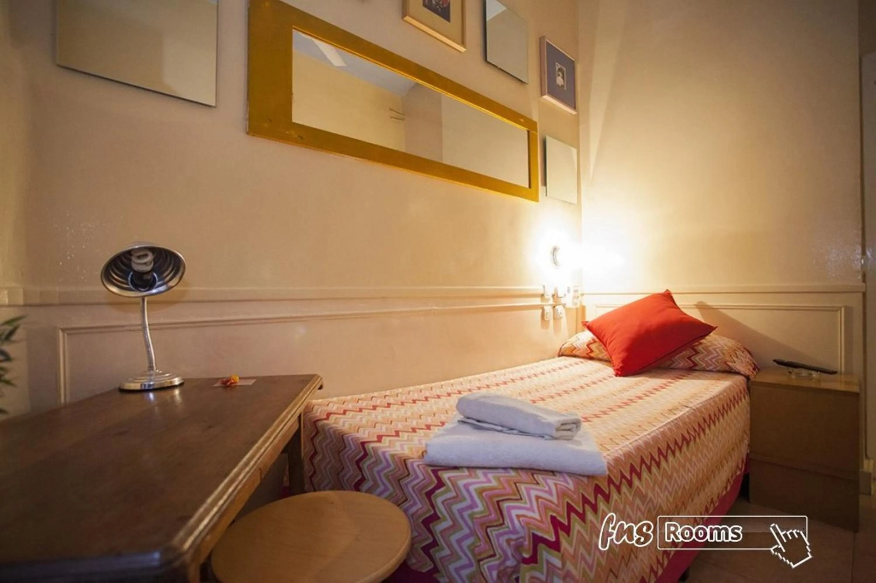 Bed in Hostal La Fontana