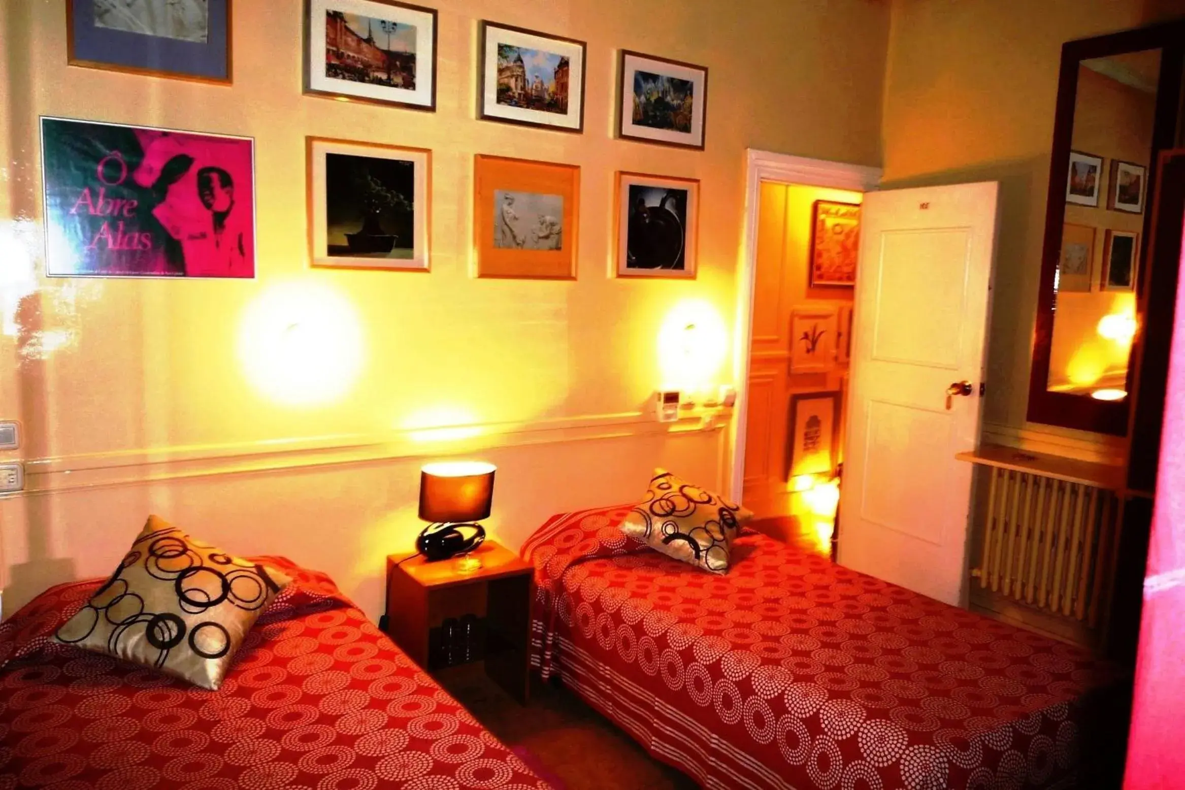 Twin Room in Hostal La Fontana Twin Room in Hostal La Fontana