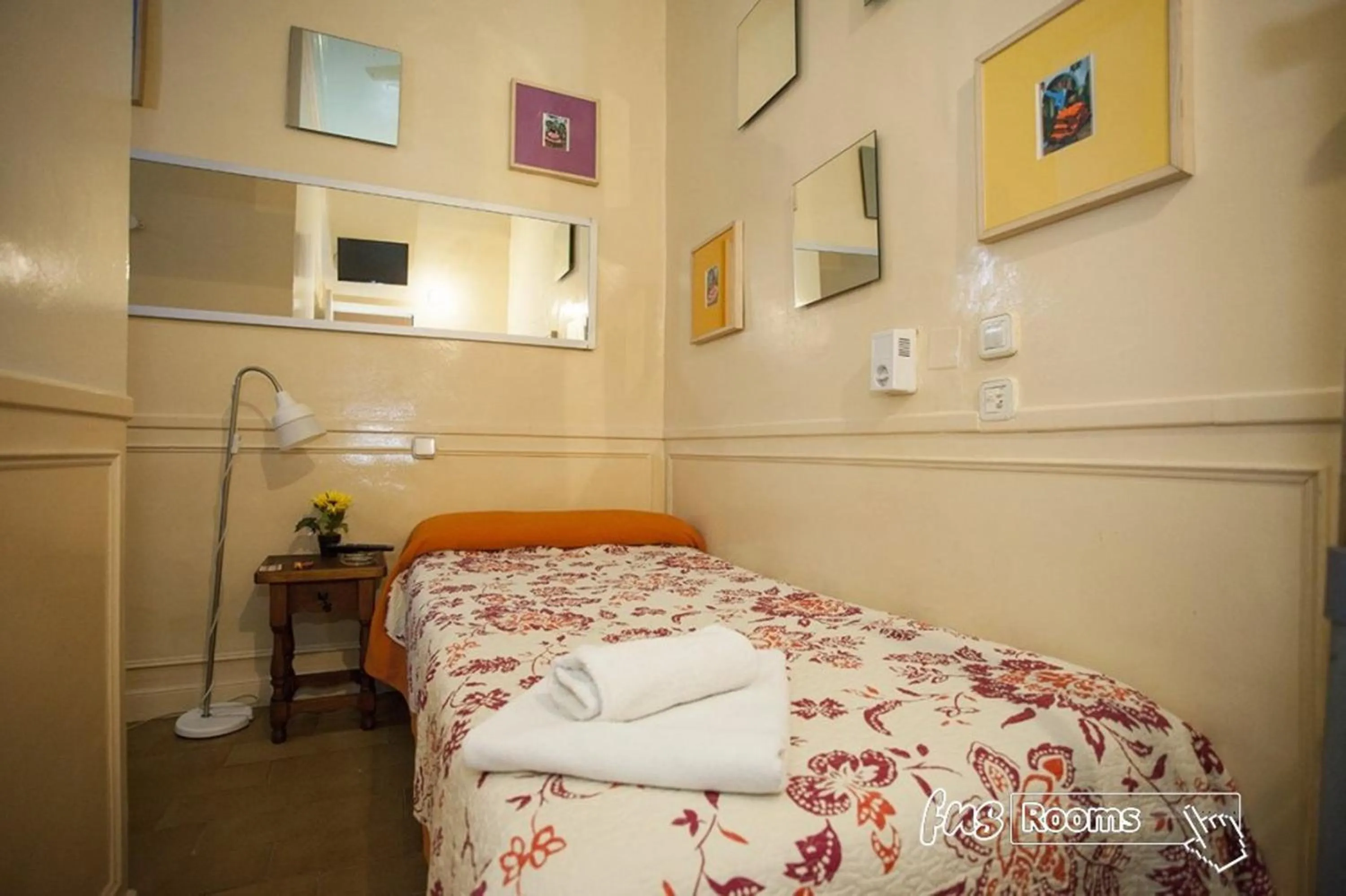 Bed in Hostal La Fontana