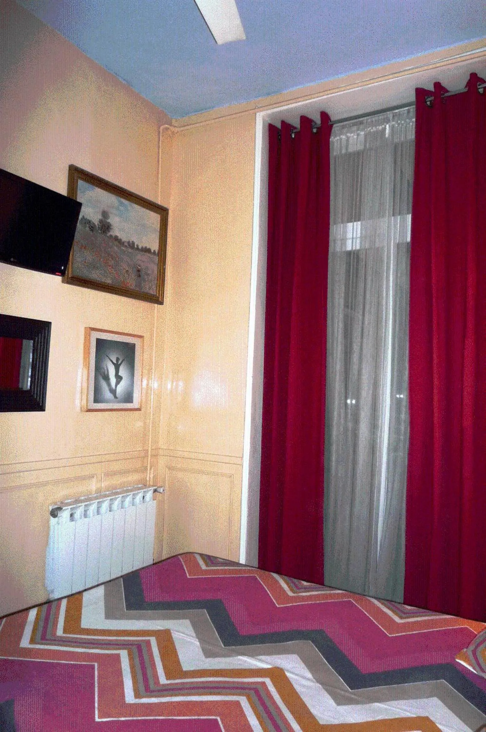 Photo of the whole room, Bed in Hostal La Fontana