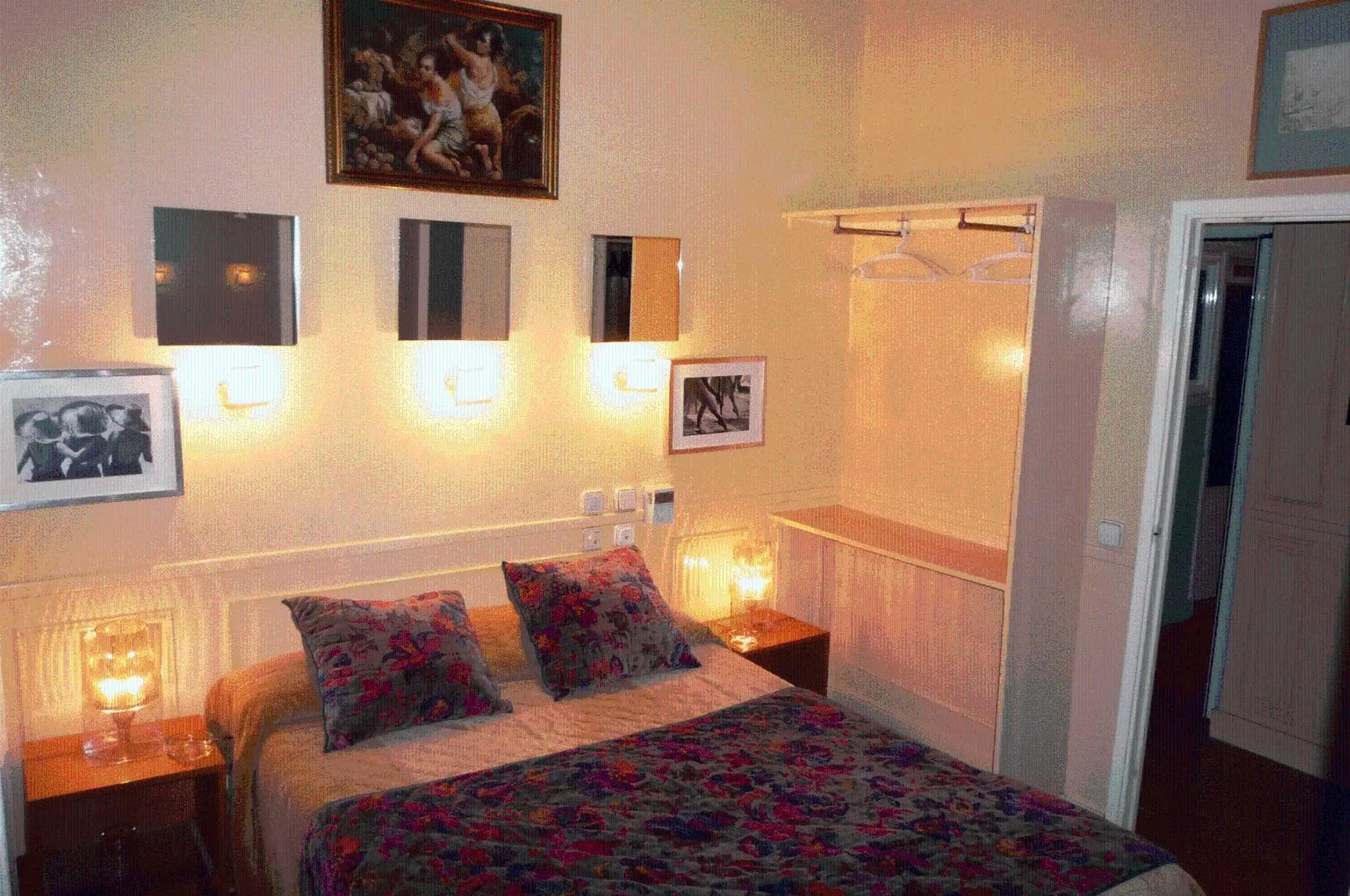 Photo of the whole room, Bed in Hostal La Fontana