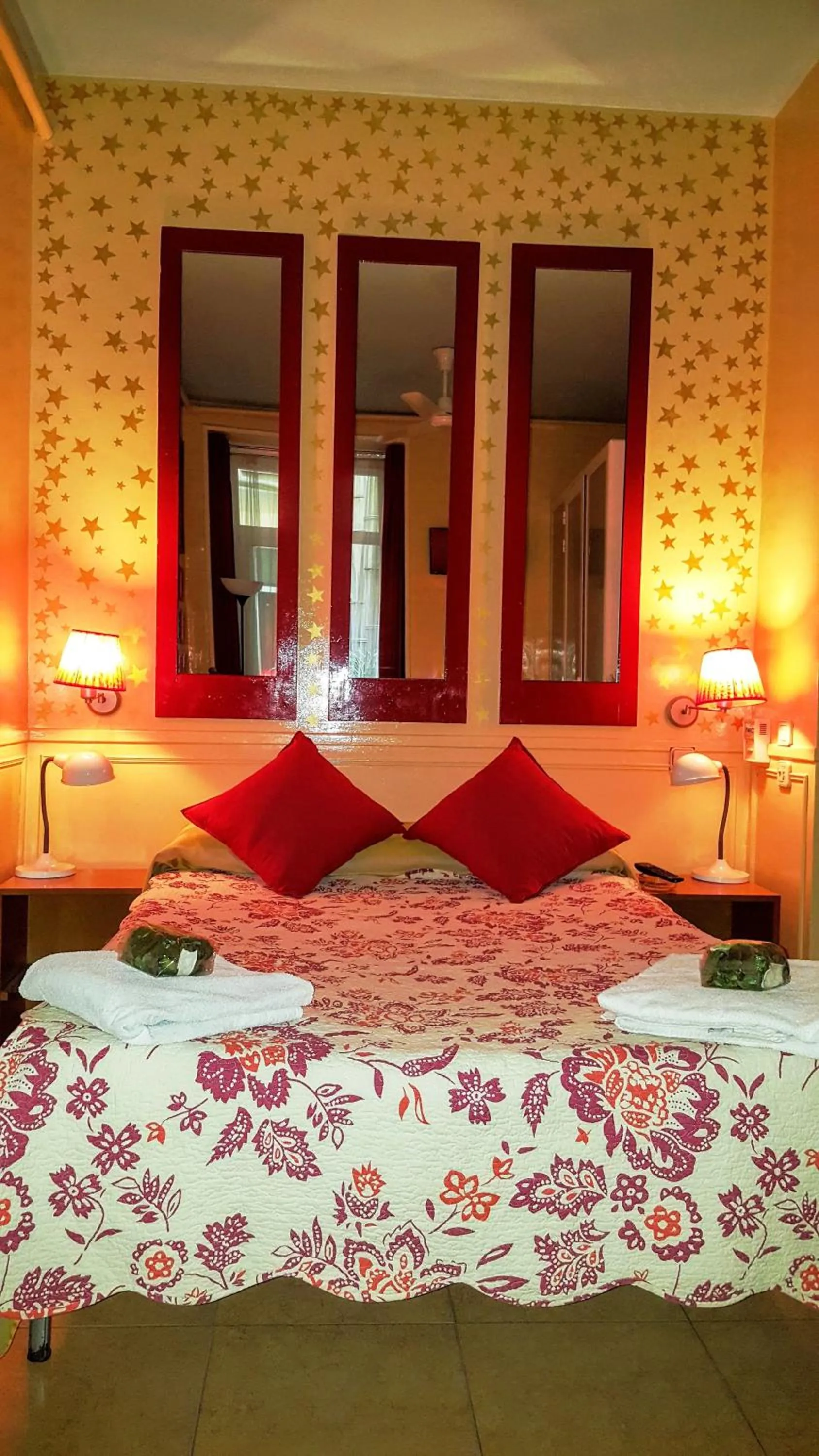 Photo of the whole room, Bed in Hostal La Fontana