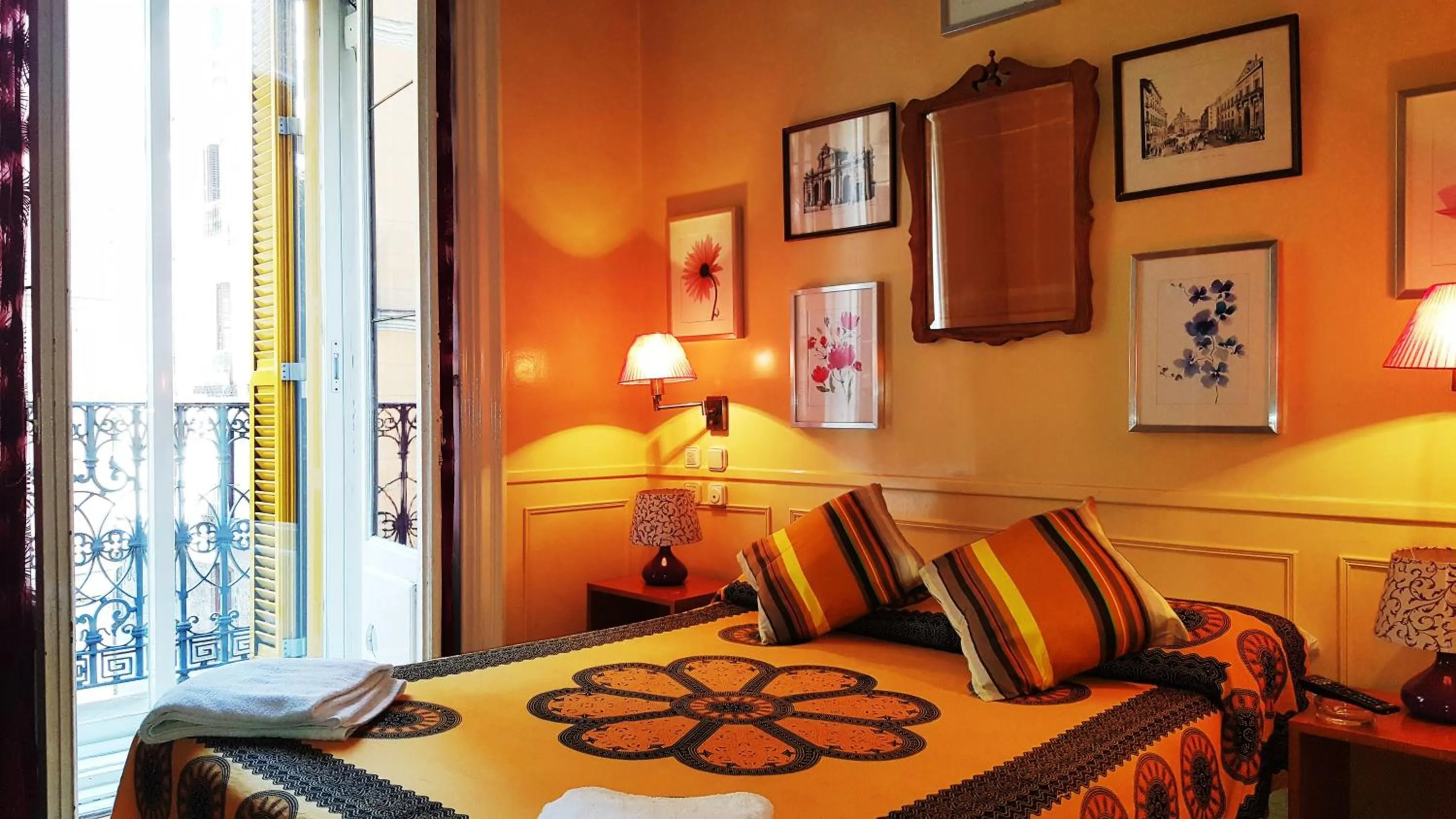 Photo of the whole room, Bed in Hostal La Fontana