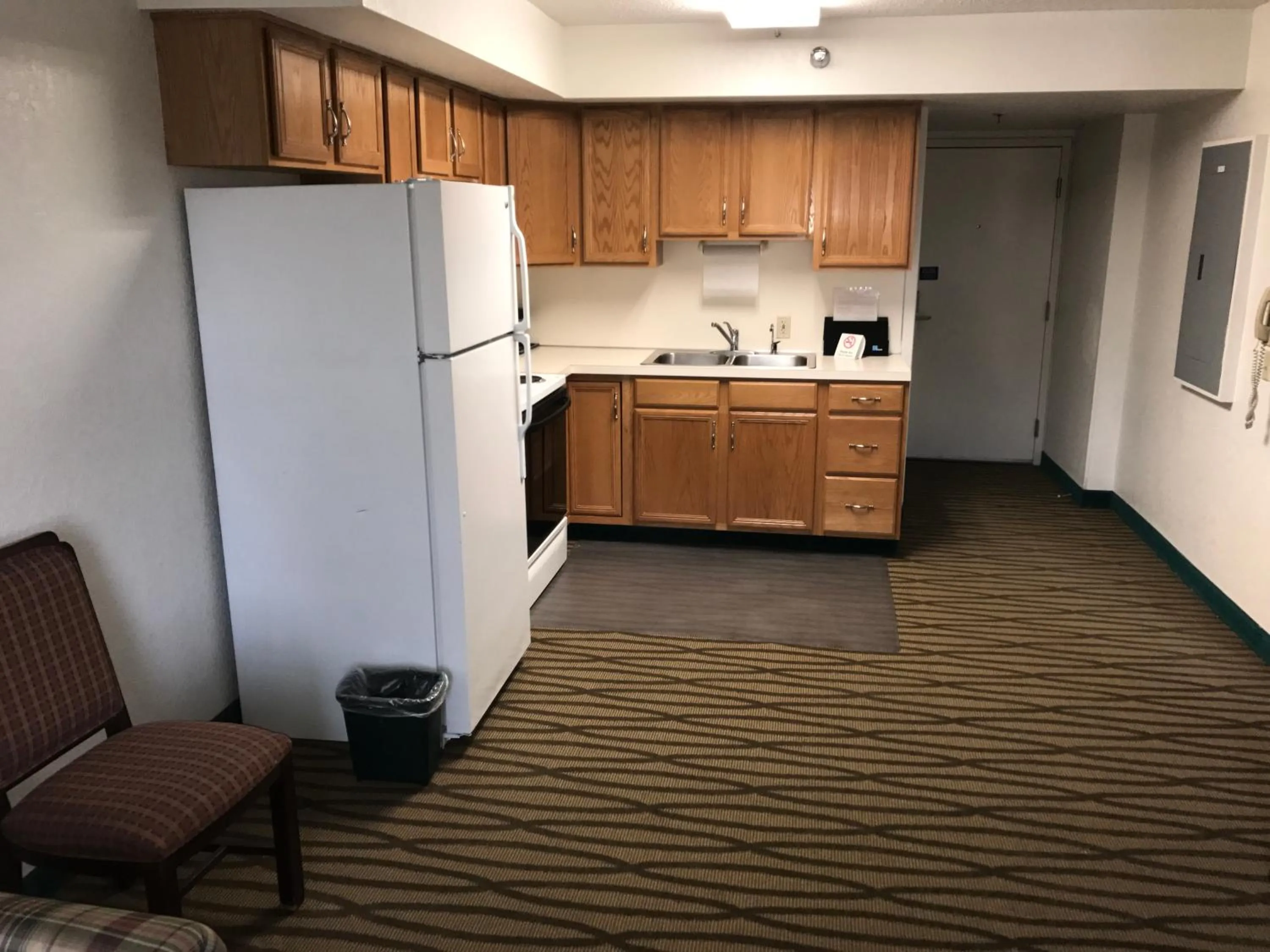 Kitchen/Kitchenette in President Inn & Suites