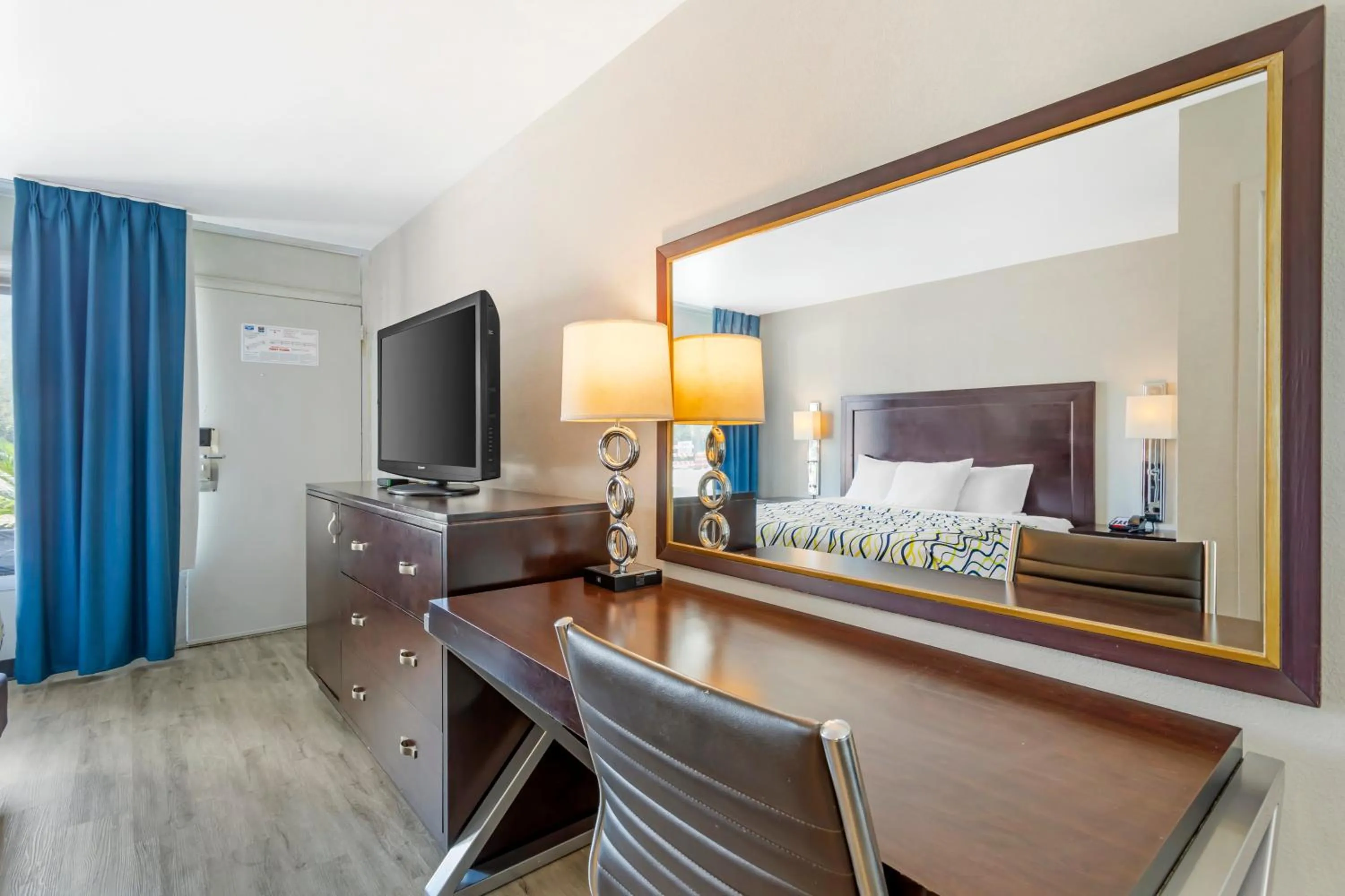 TV and multimedia, Bed in Rodeway Inn Orange Park - Jacksonville near Naval Air Station