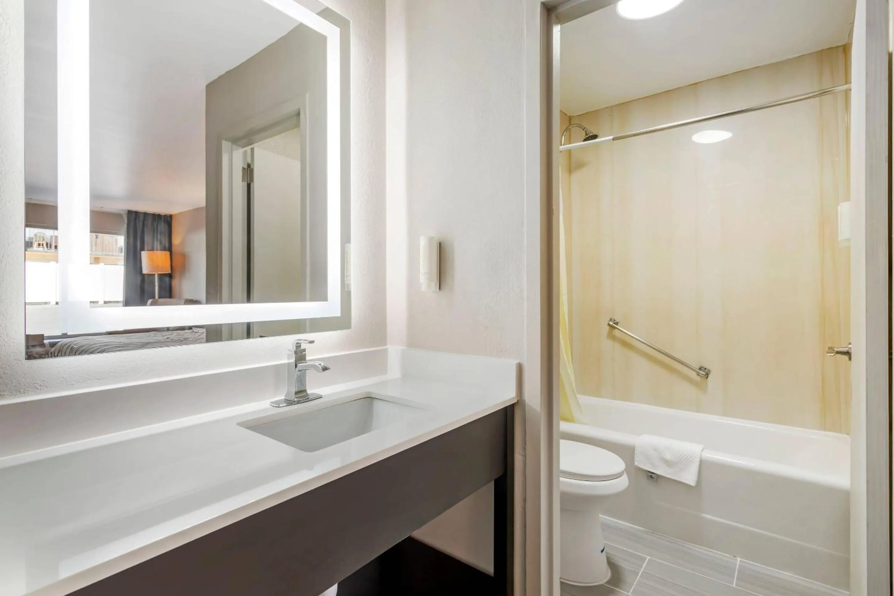 Bedroom in Rodeway Inn Orange Park - Jacksonville near Naval Air Station