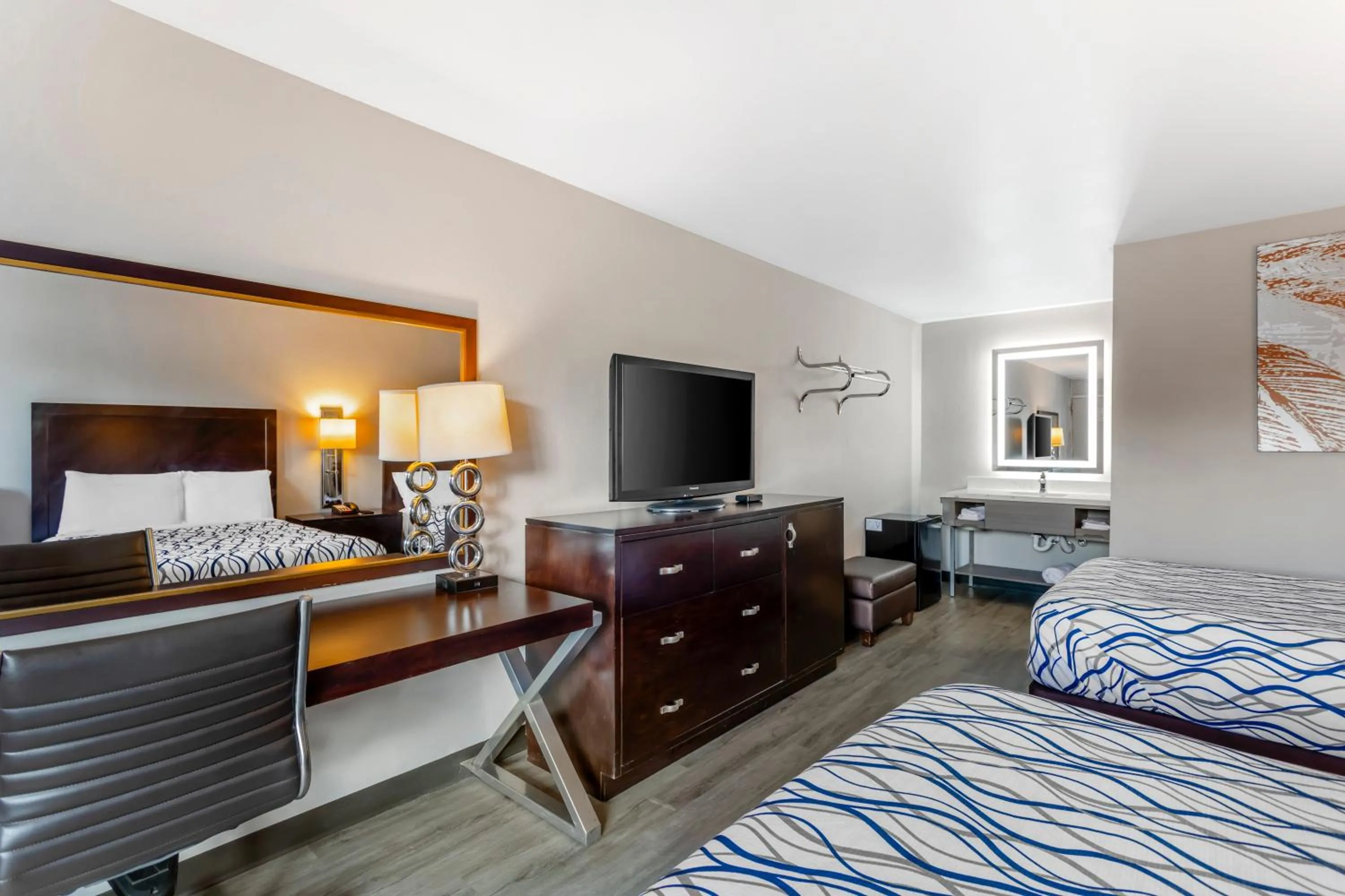 TV and multimedia, Bed in Rodeway Inn Orange Park - Jacksonville near Naval Air Station