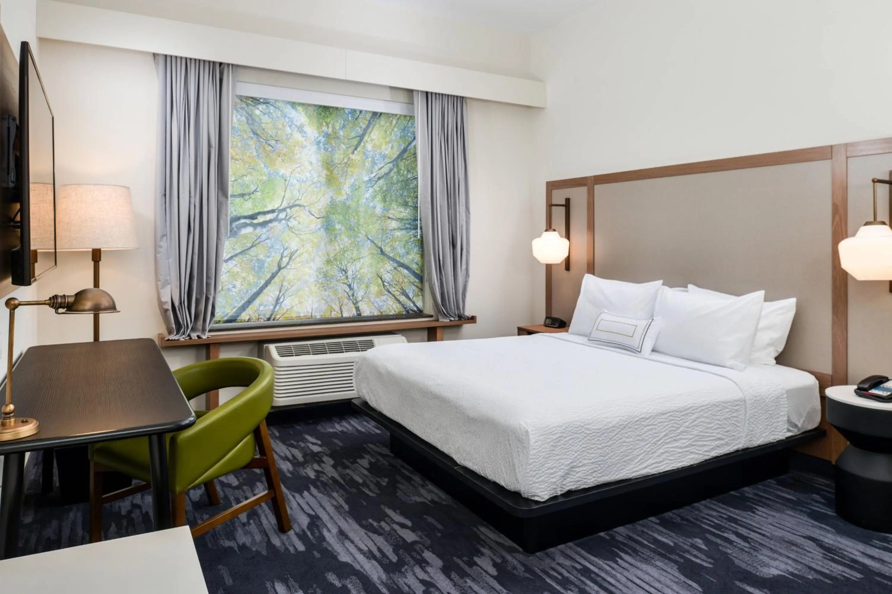 Photo of the whole room, Bed in Fairfield Inn & Suites by Marriott Staunton