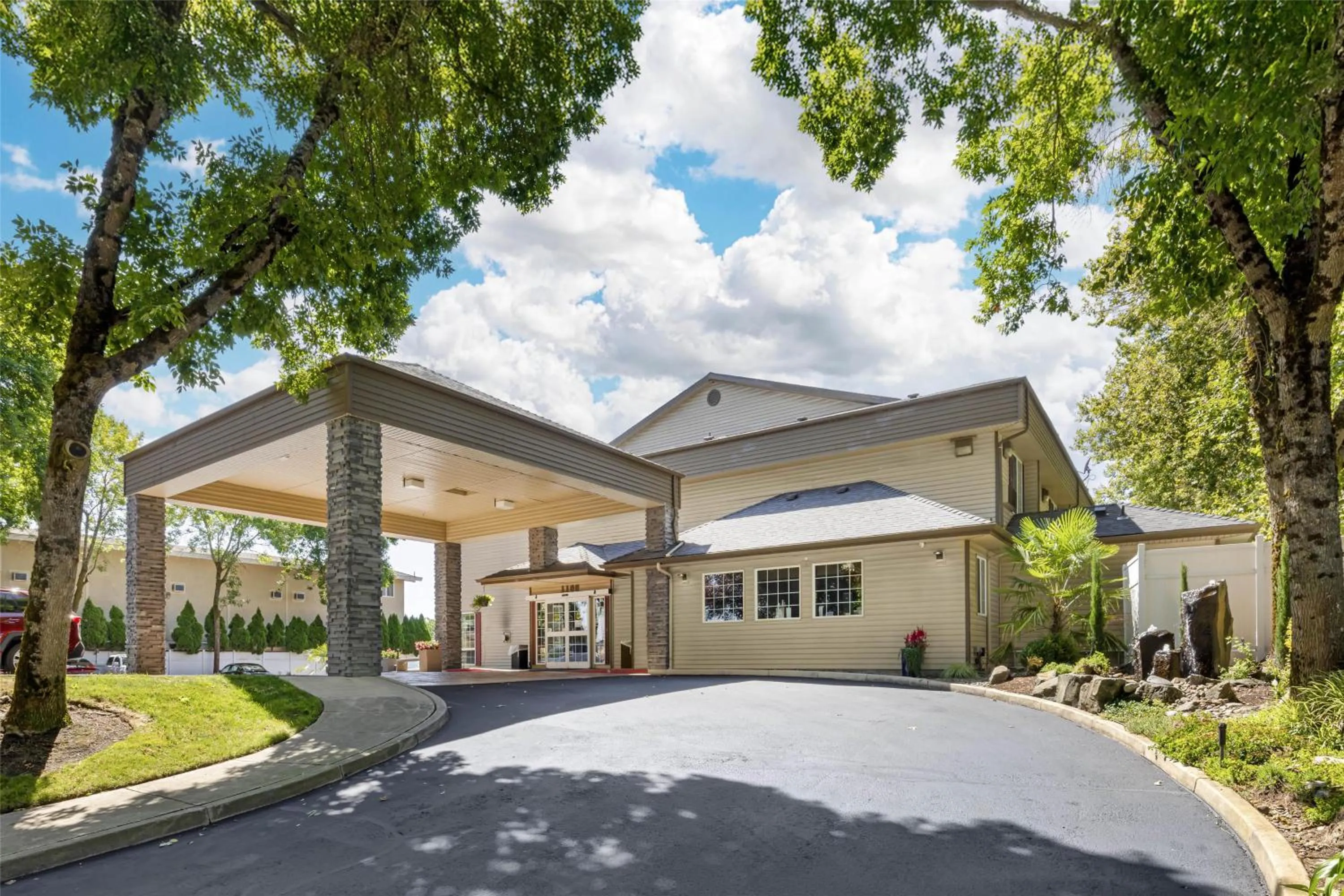 Property building in Best Western Plus Prairie Inn