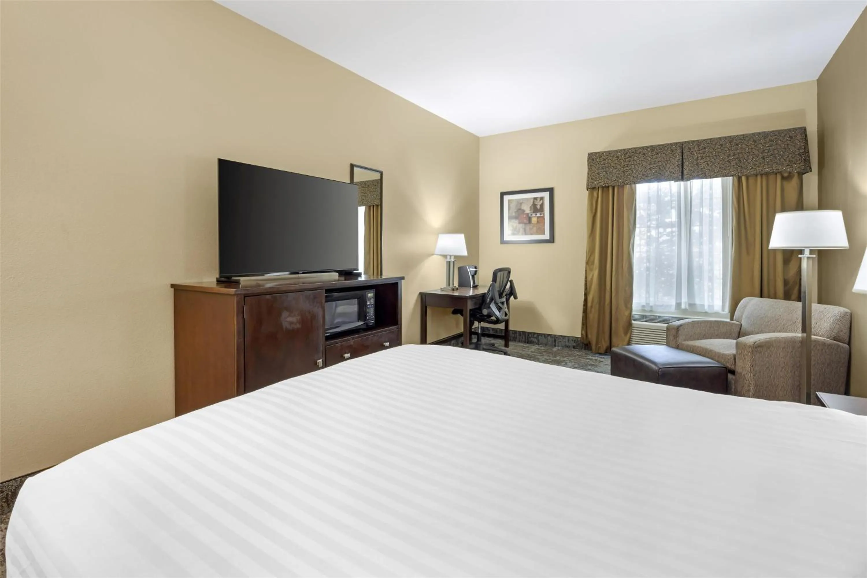 Bedroom, Bed in Best Western Plus Prairie Inn