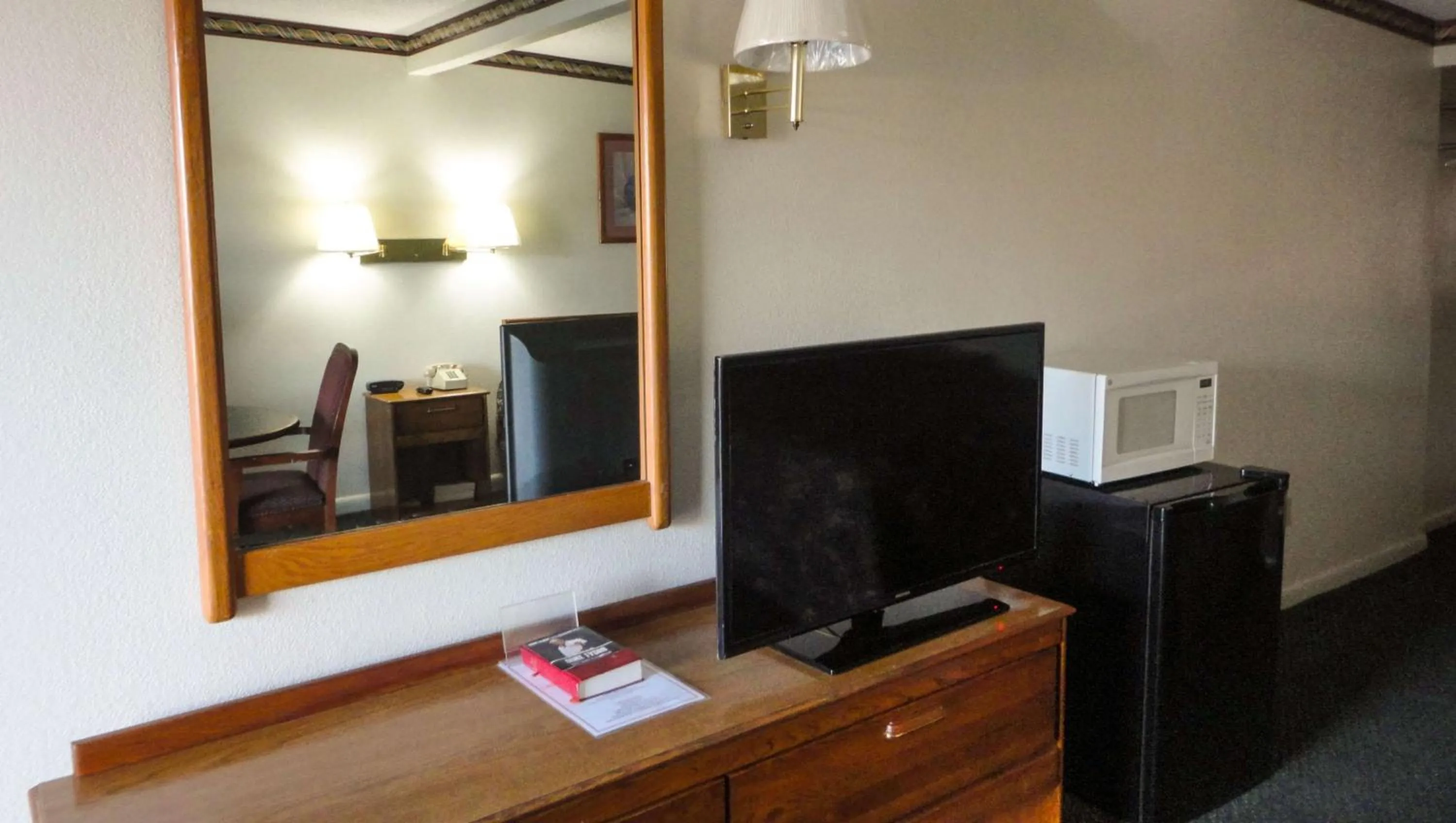 Photo of the whole room, TV/Entertainment Center in Budget Inn Franklinton