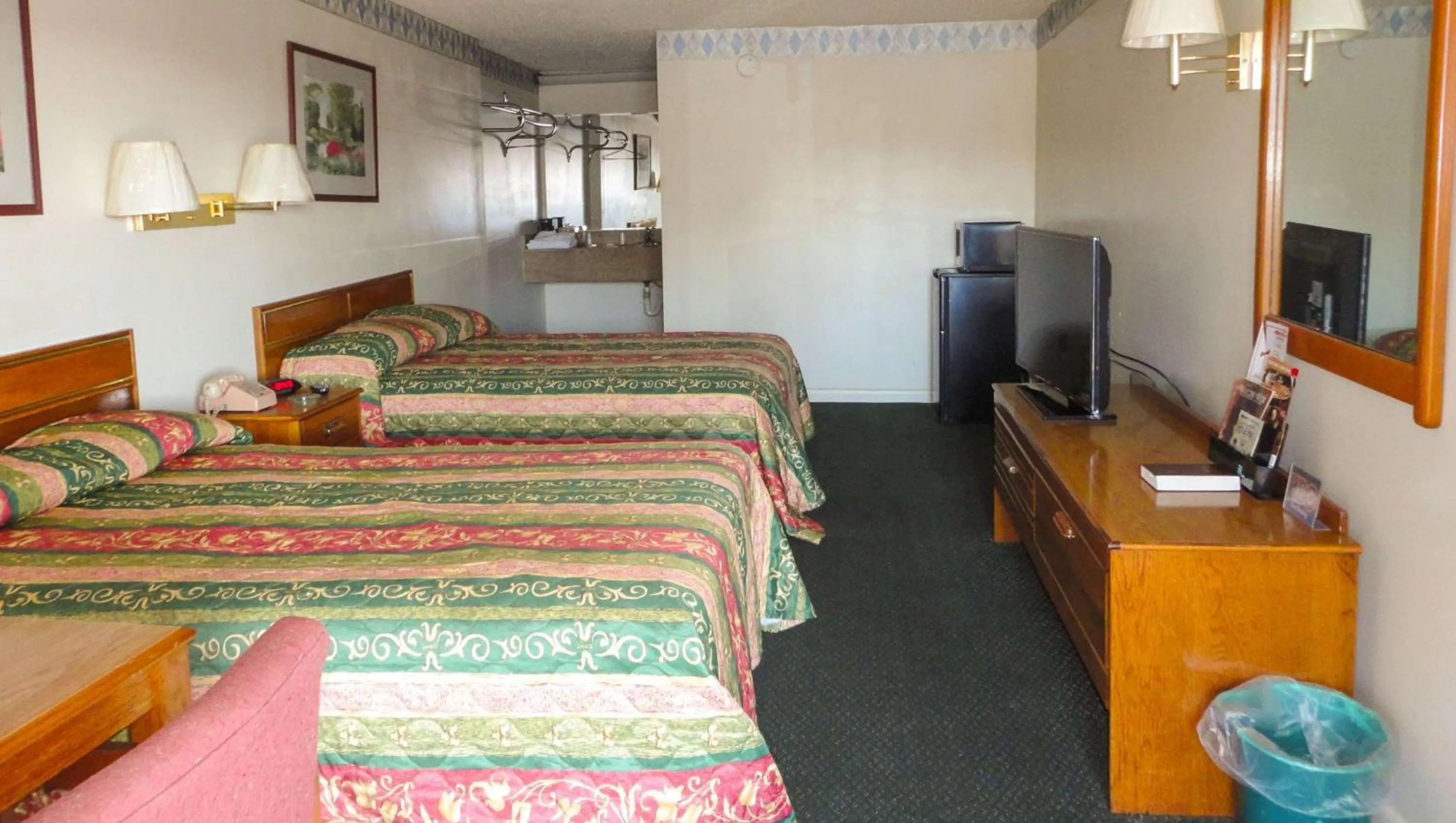 Photo of the whole room, TV/Entertainment Center in Budget Inn Franklinton