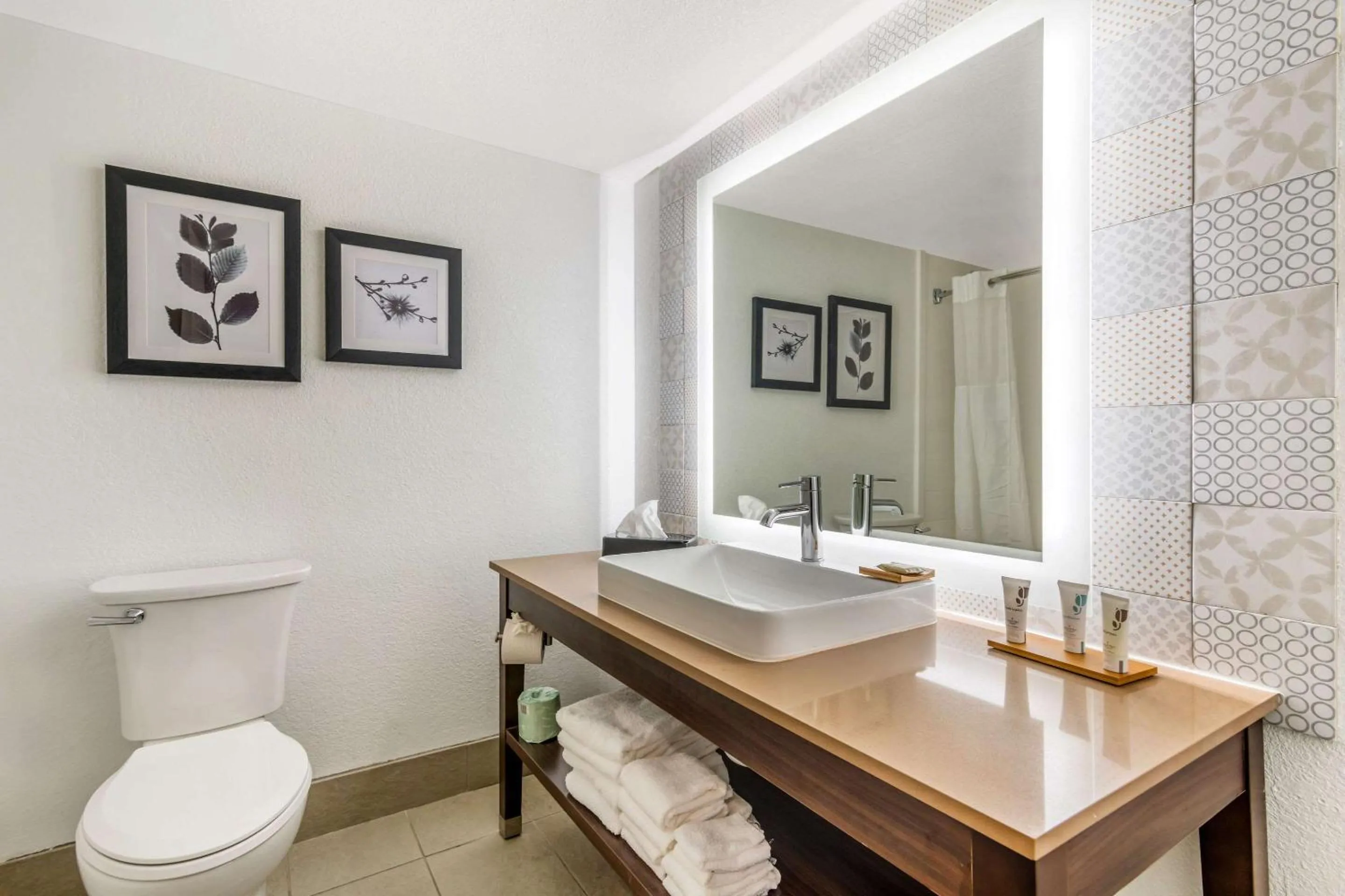 Bedroom in Country Inn & Suites by Radisson, Atlanta Airport South, GA