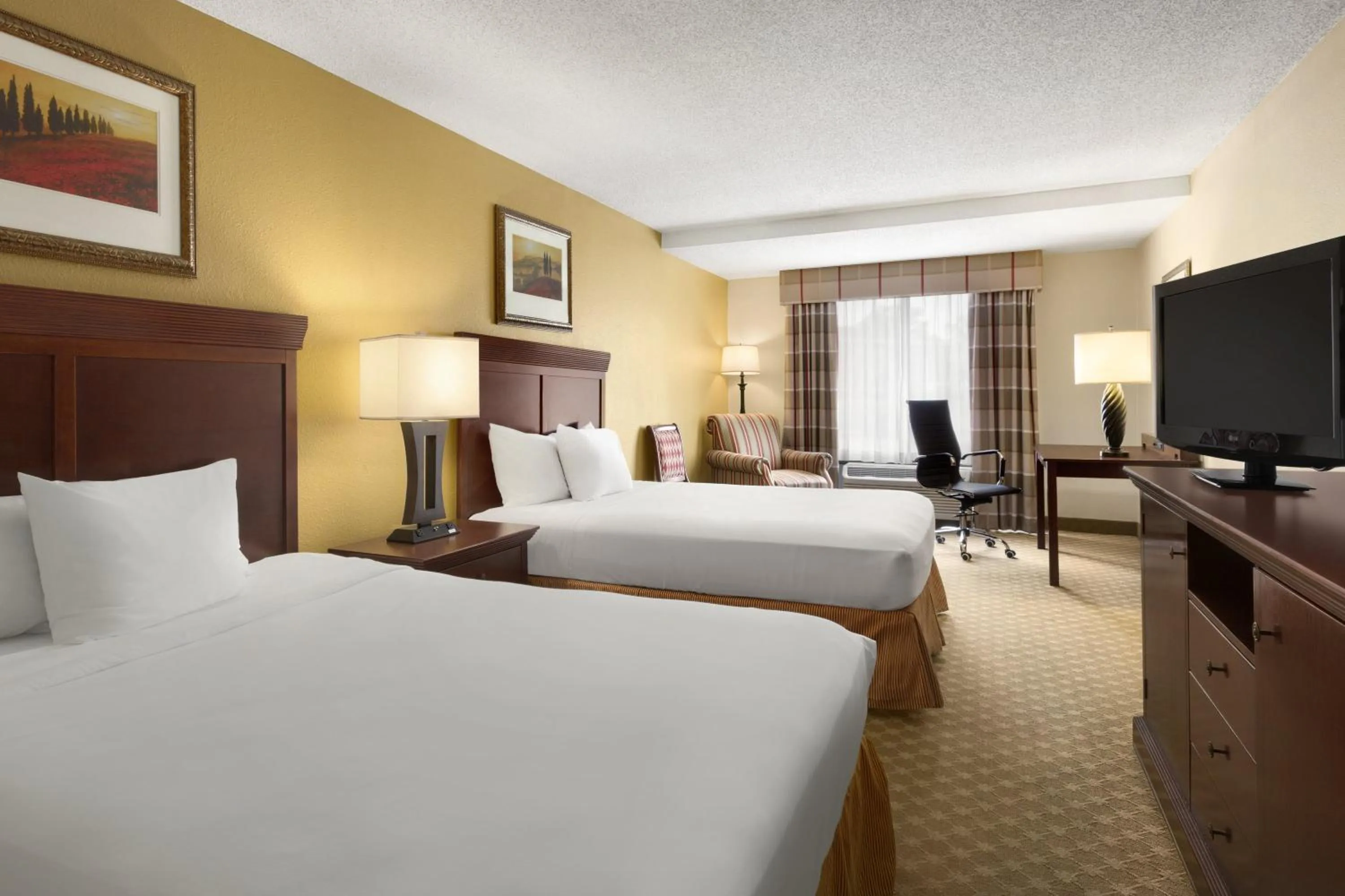 TV and multimedia, Bed in Country Inn & Suites by Radisson, Atlanta Airport South, GA