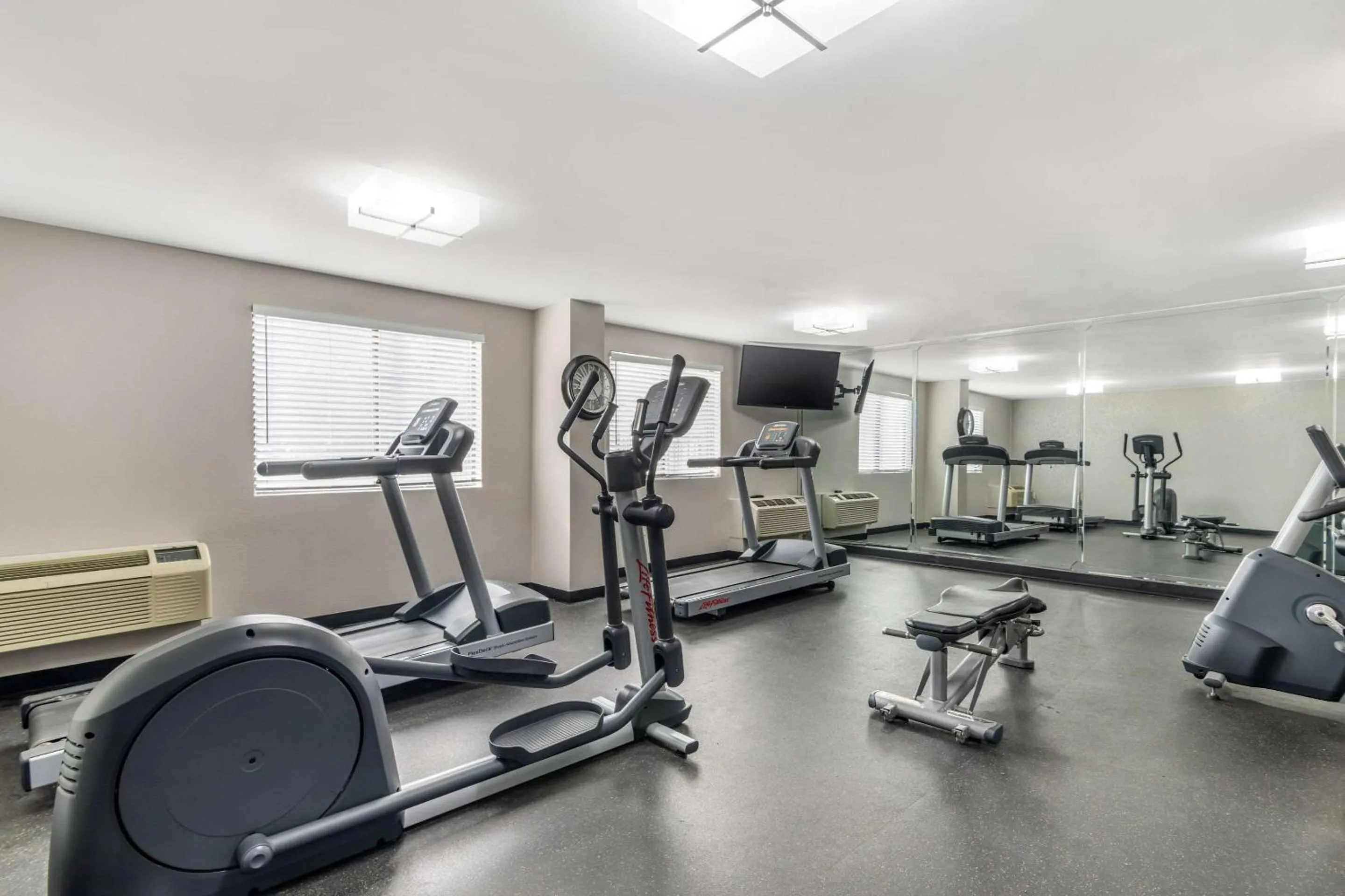 Fitness centre/facilities in Country Inn & Suites by Radisson, Atlanta Airport South, GA