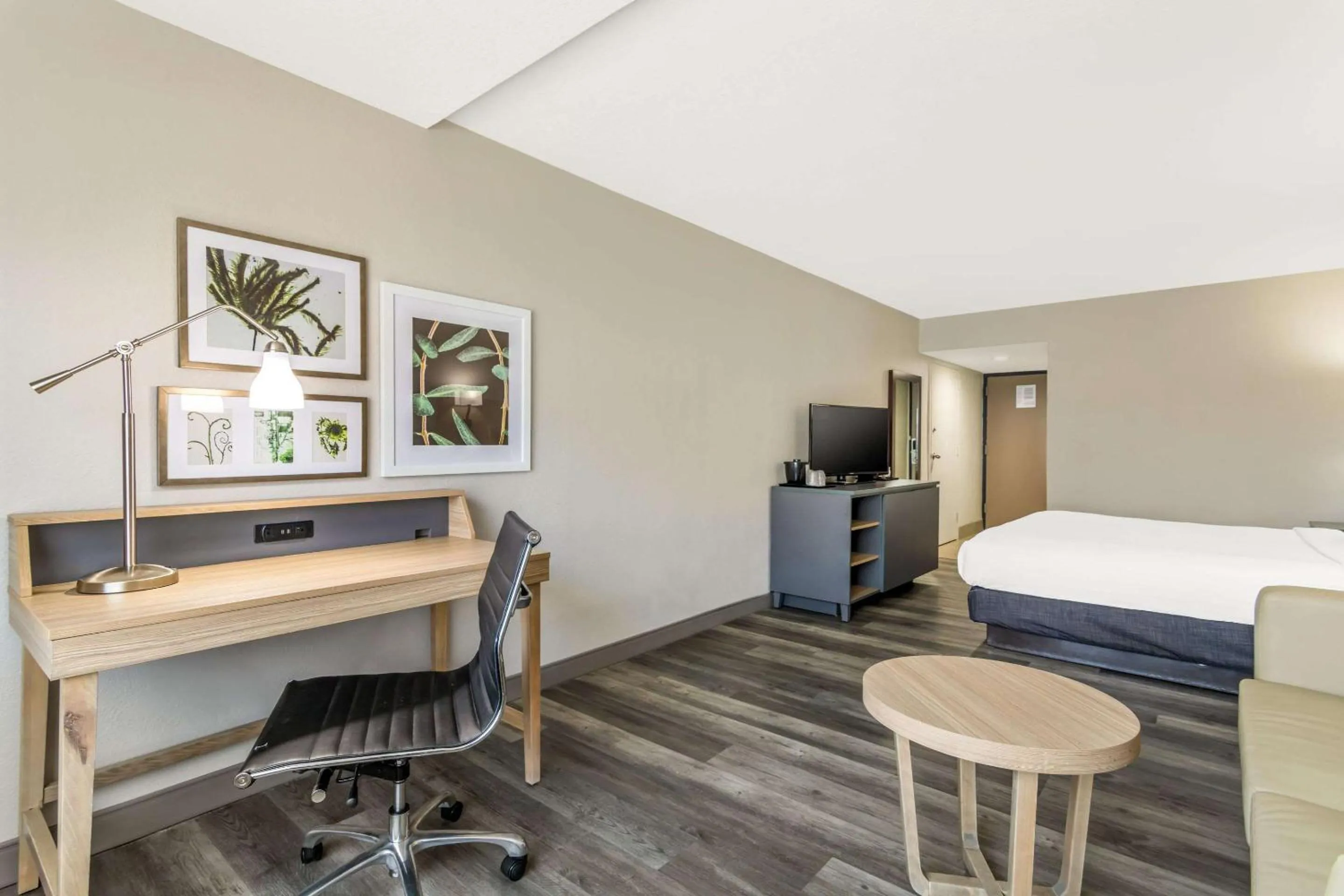 Bedroom, Bed in Country Inn & Suites by Radisson, Atlanta Airport South, GA