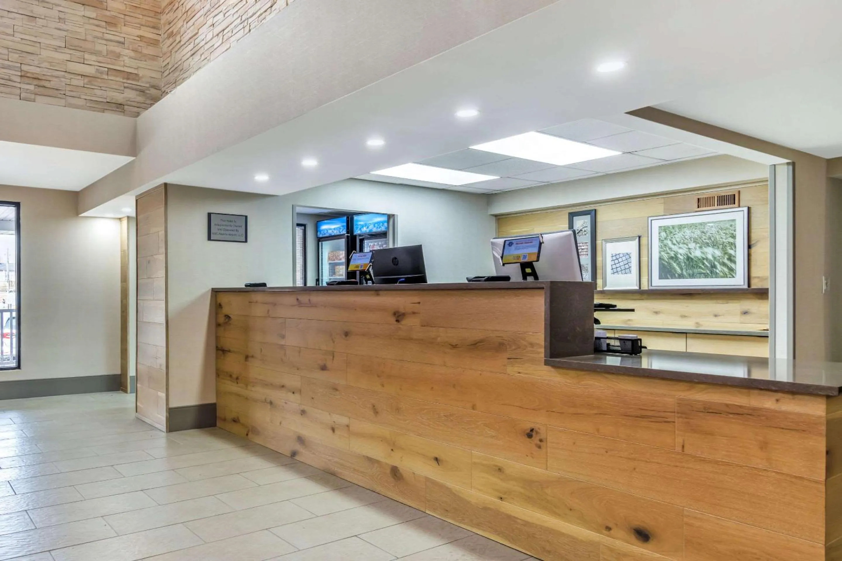 Lobby or reception in Country Inn & Suites by Radisson, Atlanta Airport South, GA